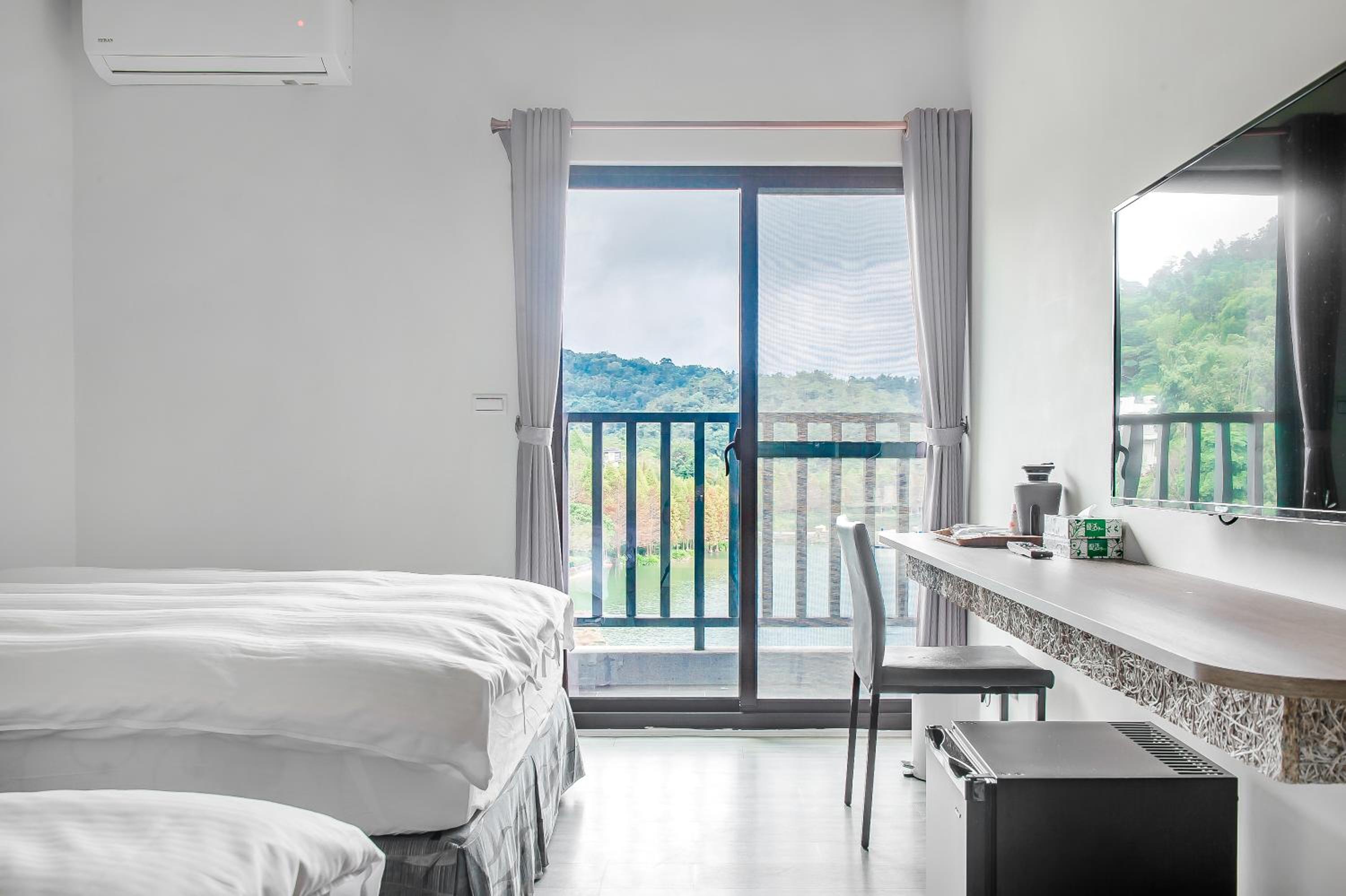 Quadruple Room with Lake View - Photo 2