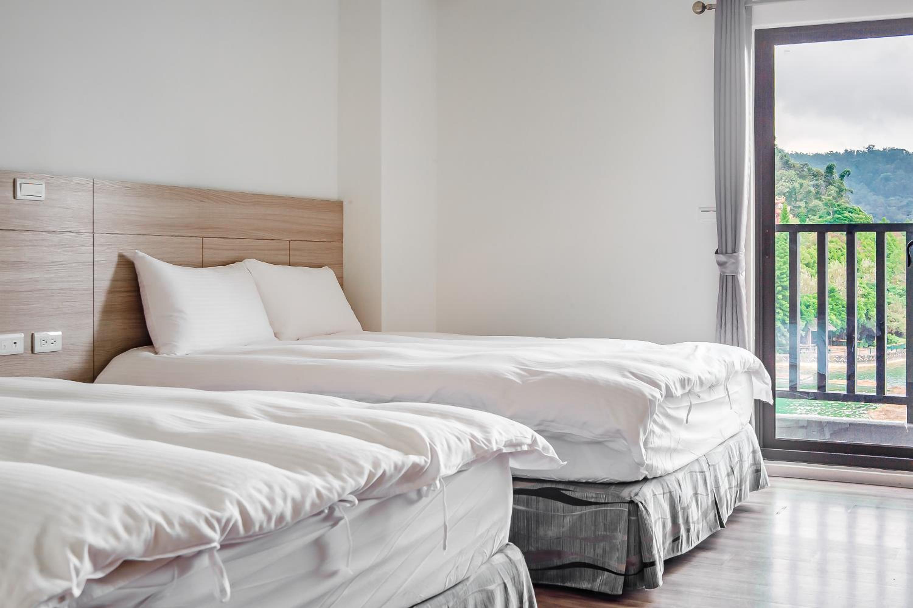 Quadruple Room with Lake View - Photo 9