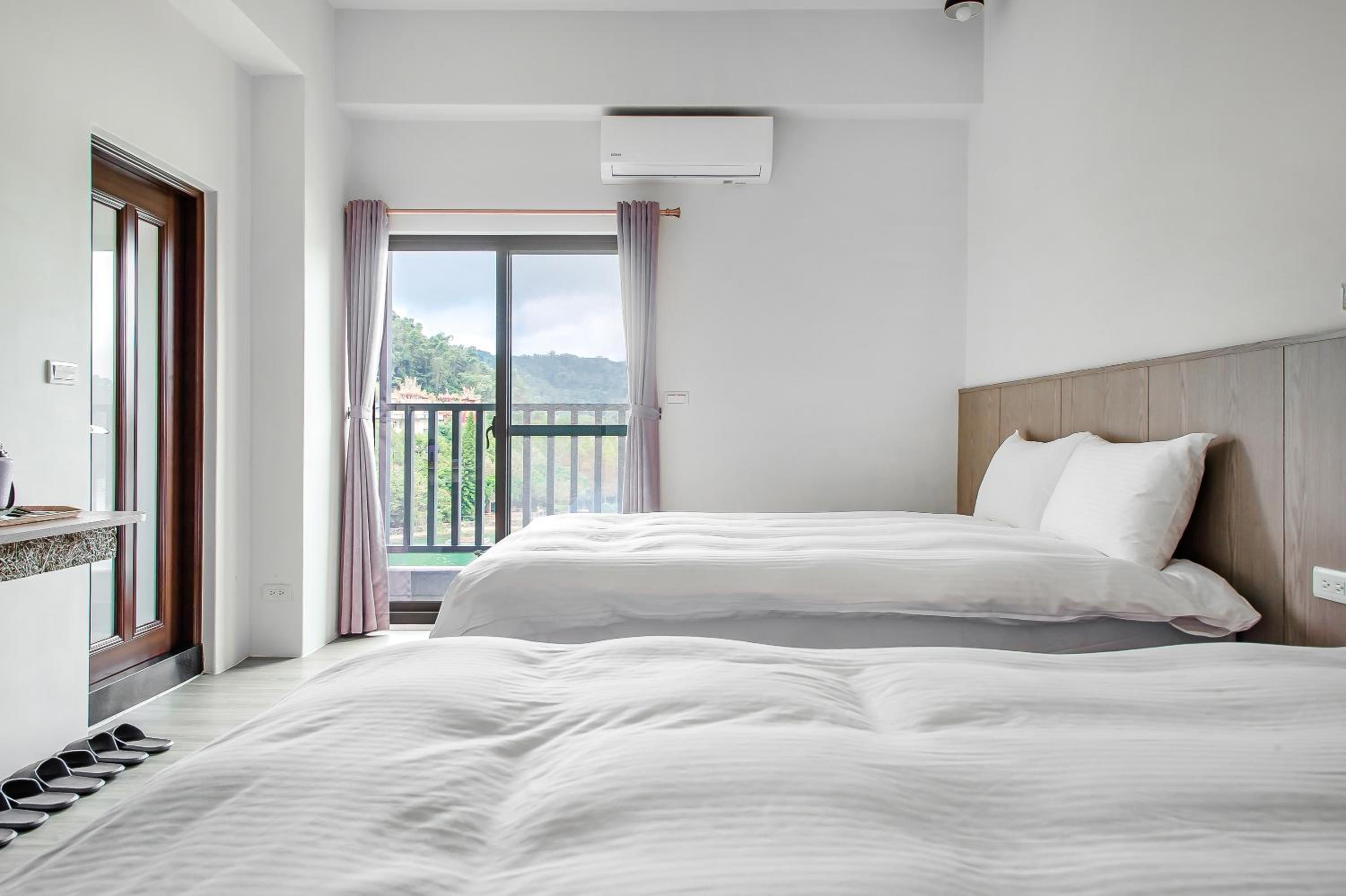 Quadruple Room with Lake View - Photo 6