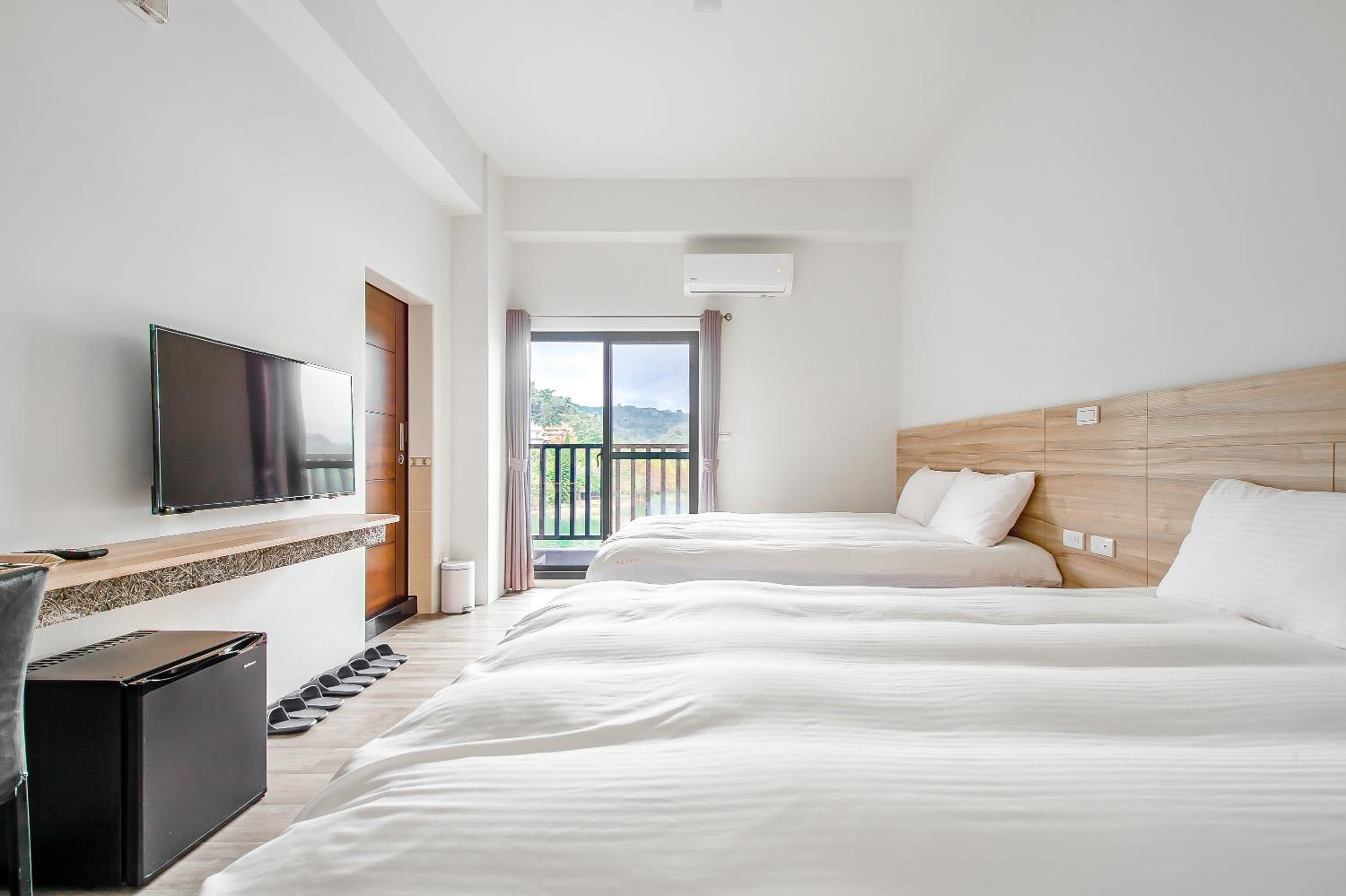 Quadruple Room with Lake View - Photo 7