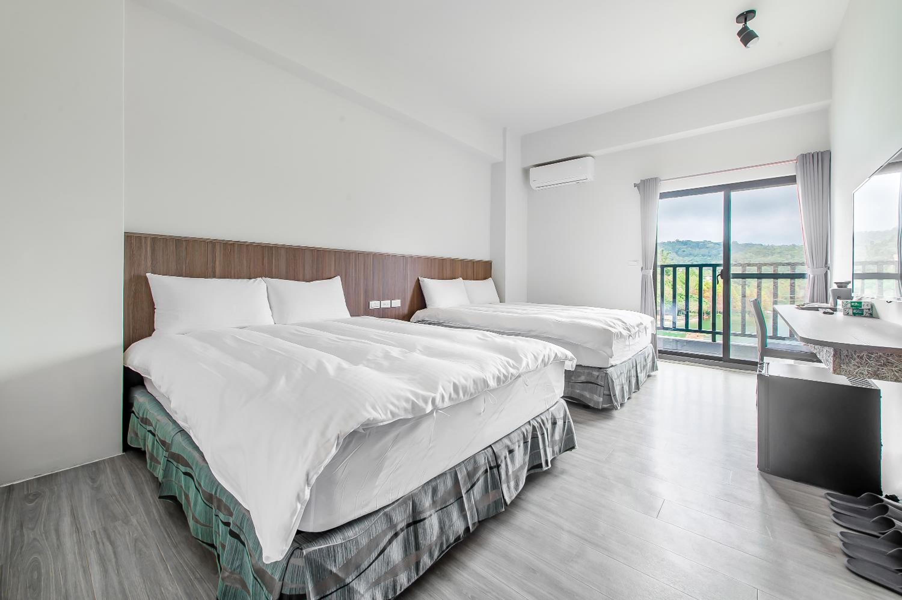 Quadruple Room with Lake View - Photo 1