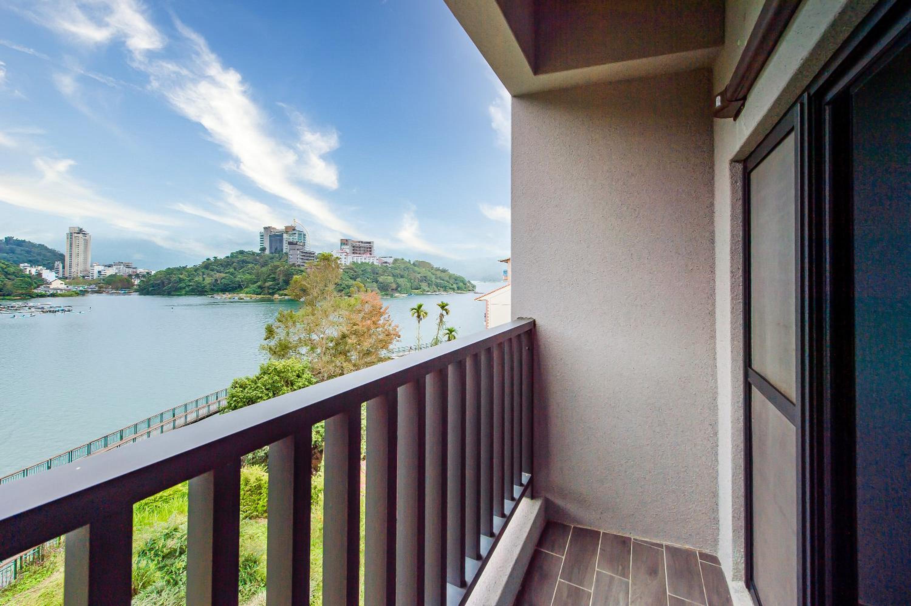 Family Room with Lake View - Photo 3