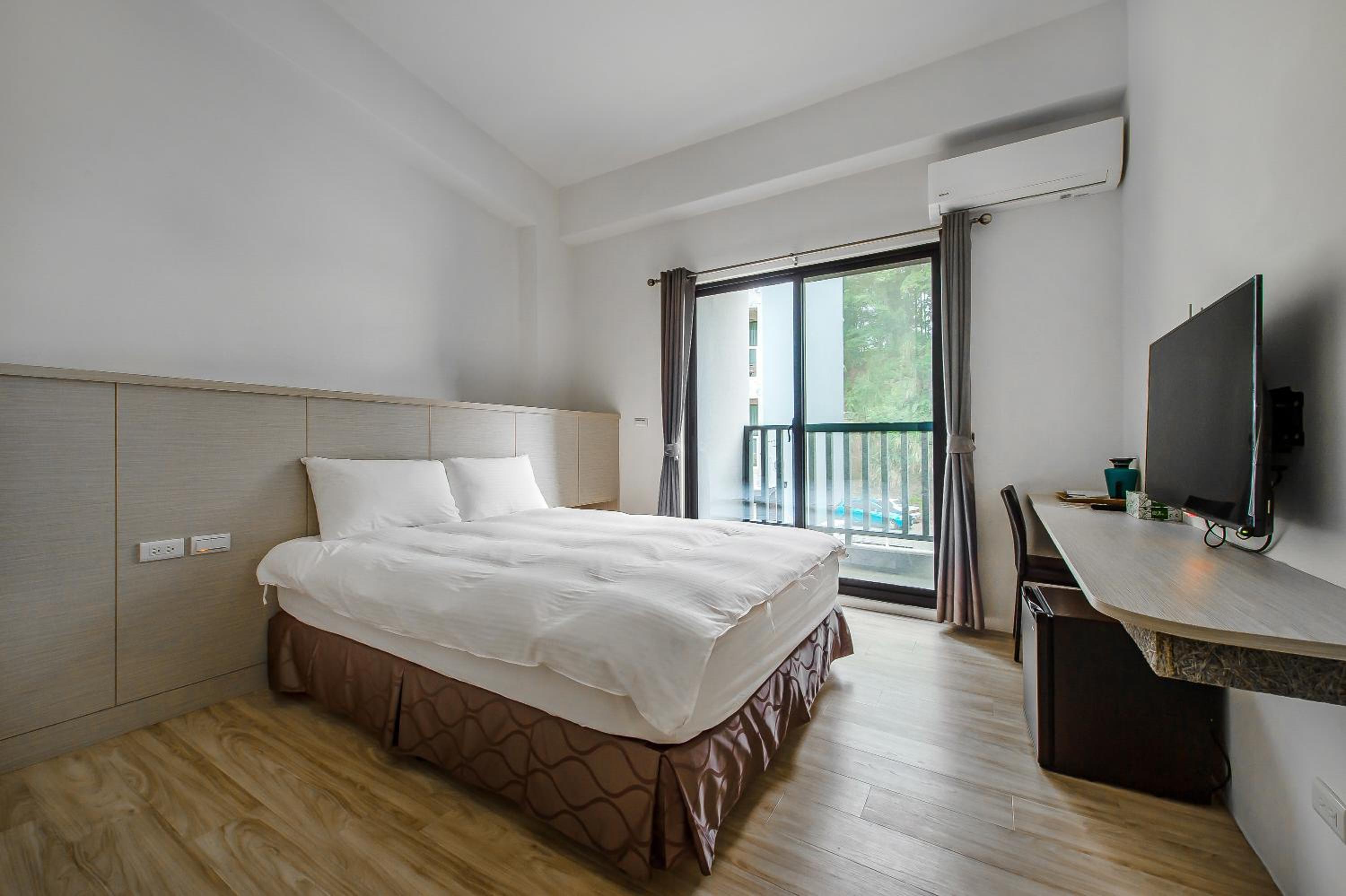 Double Room with Balcony with Street View