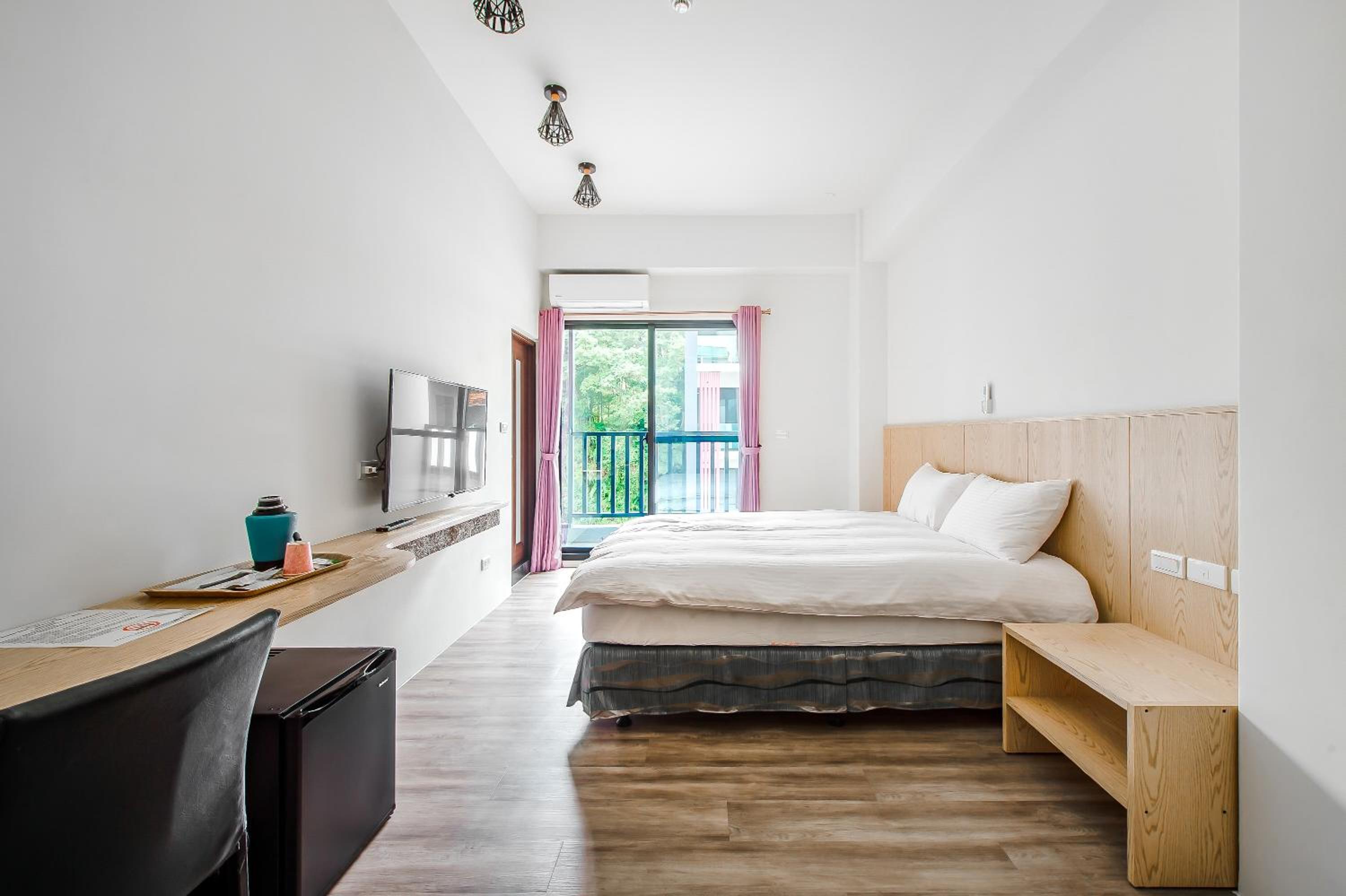Deluxe Double Room with Balcony with Street View - Photo 1