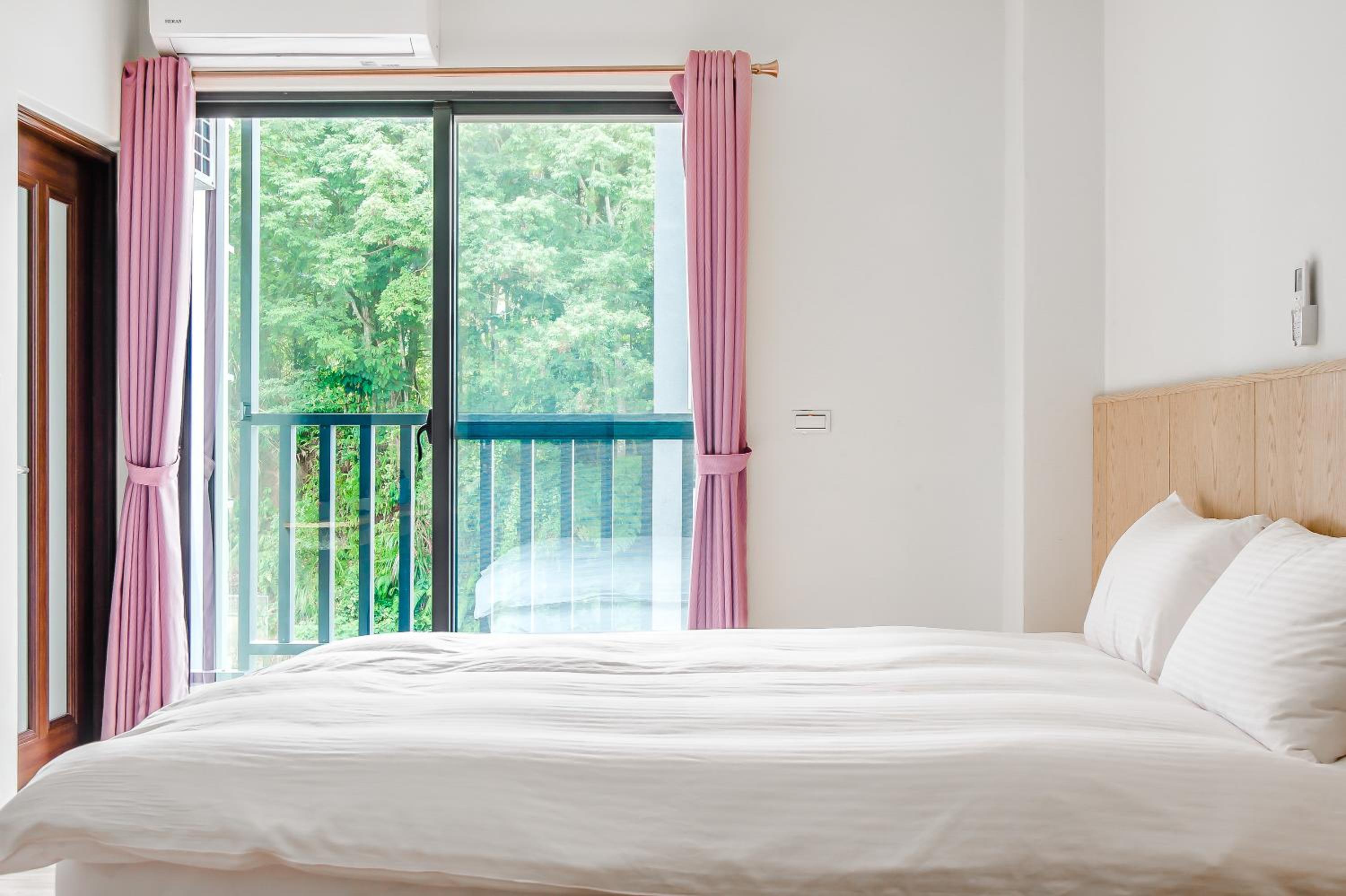 Deluxe Double Room with Balcony with Street View - Photo 9