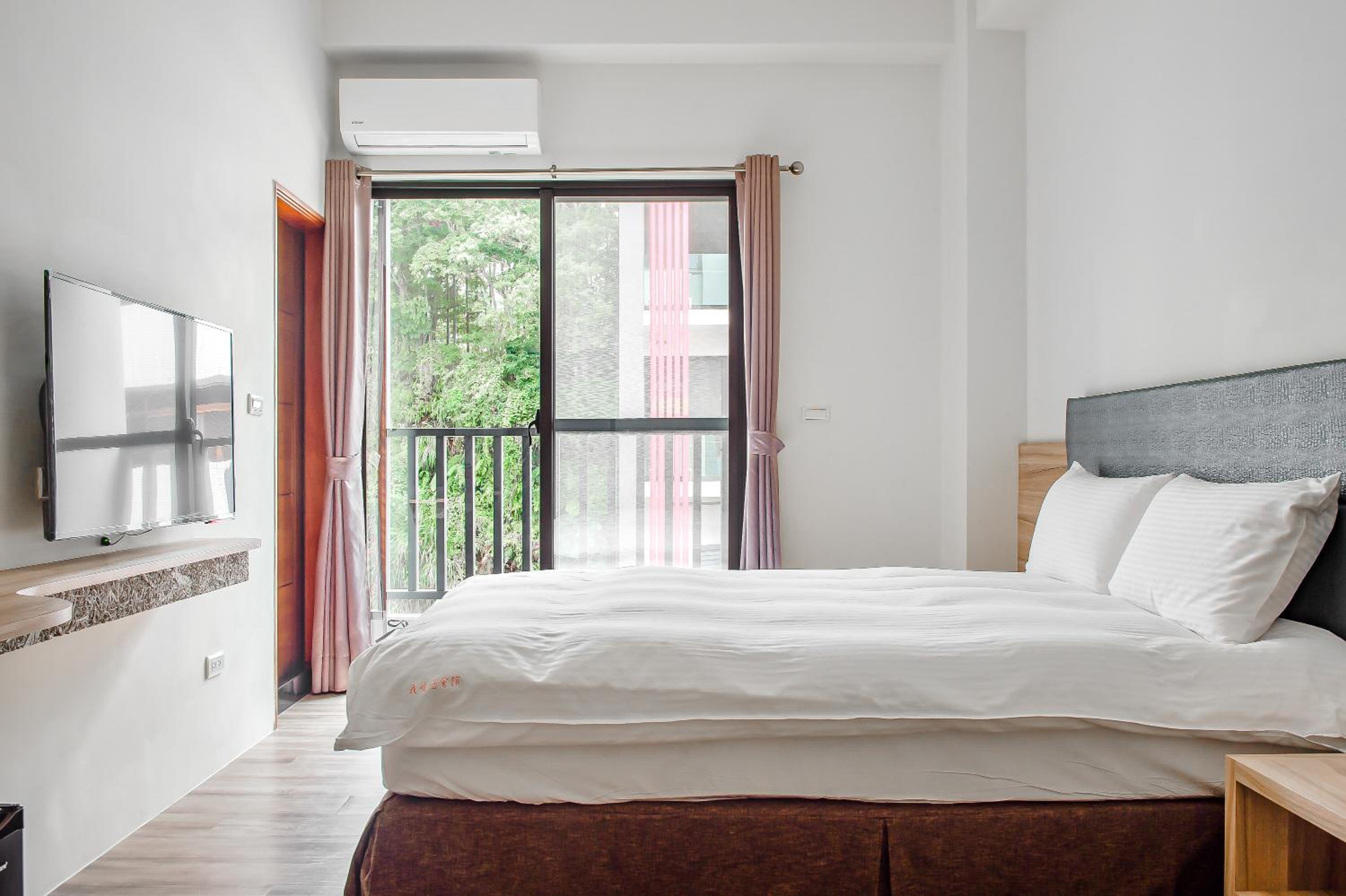 Deluxe Double Room with Balcony with Street View - Photo 5