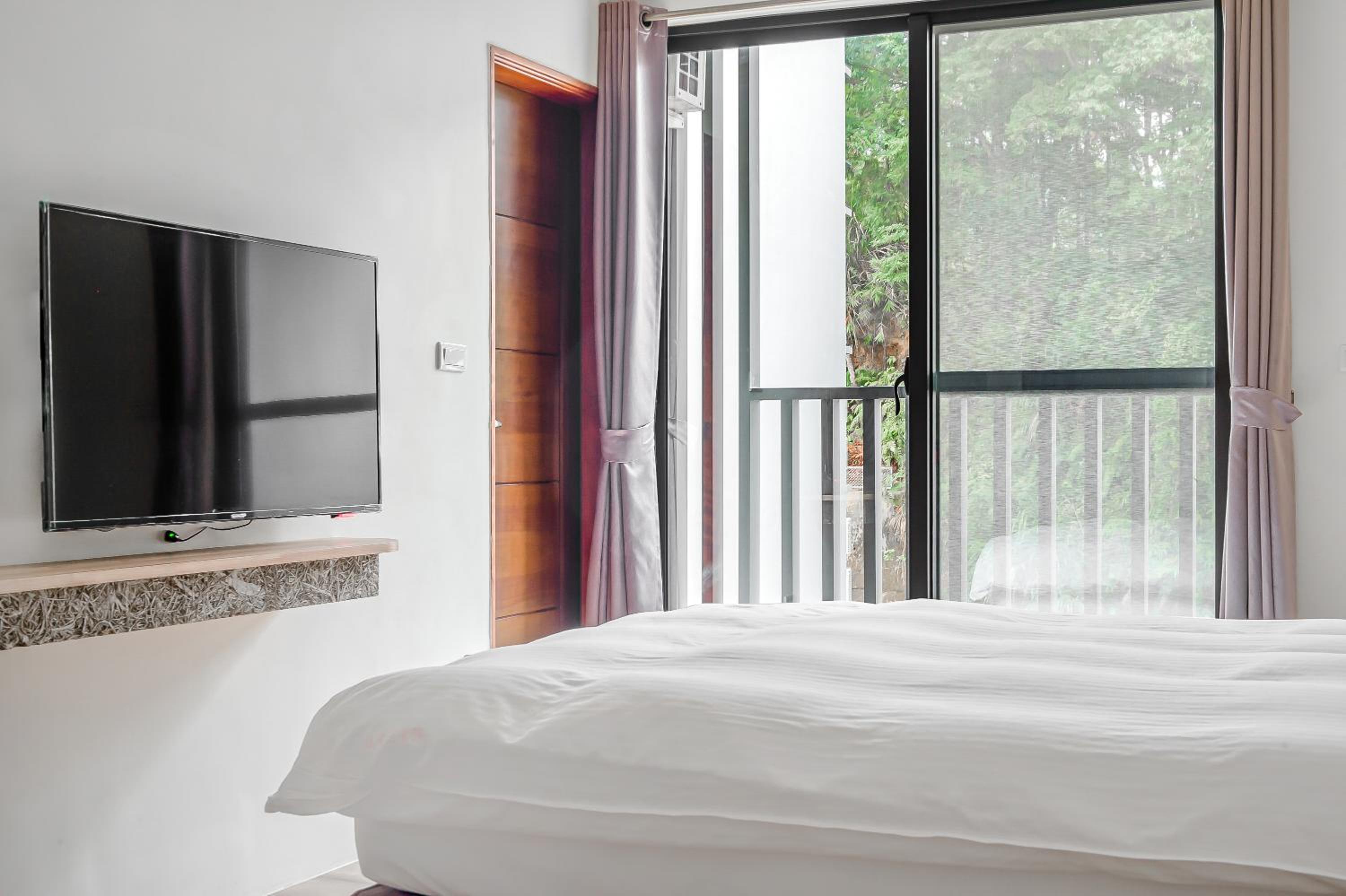 Deluxe Double Room with Balcony with Street View - Photo 4