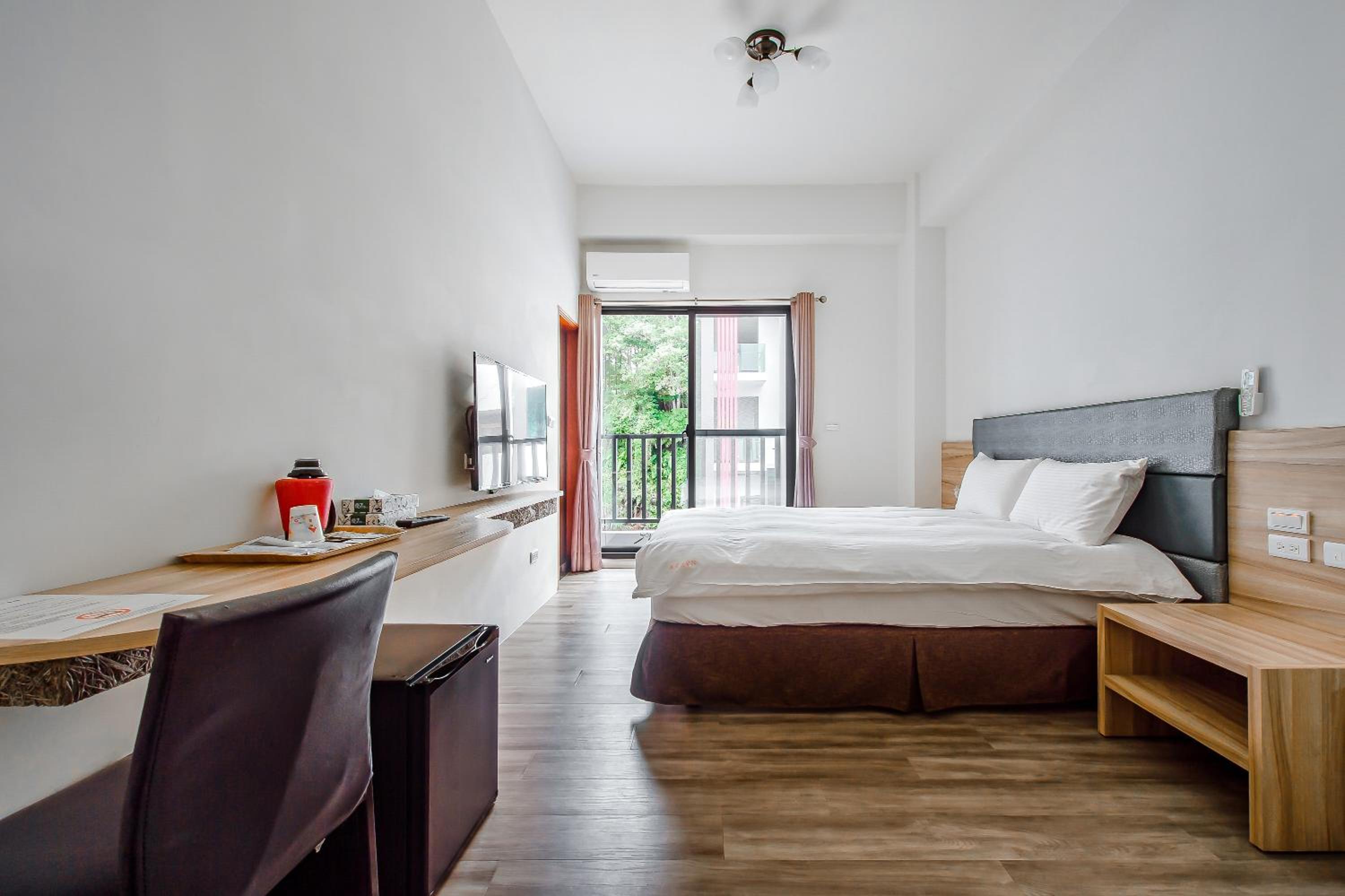 Deluxe Double Room with Balcony with Street View - Photo 11