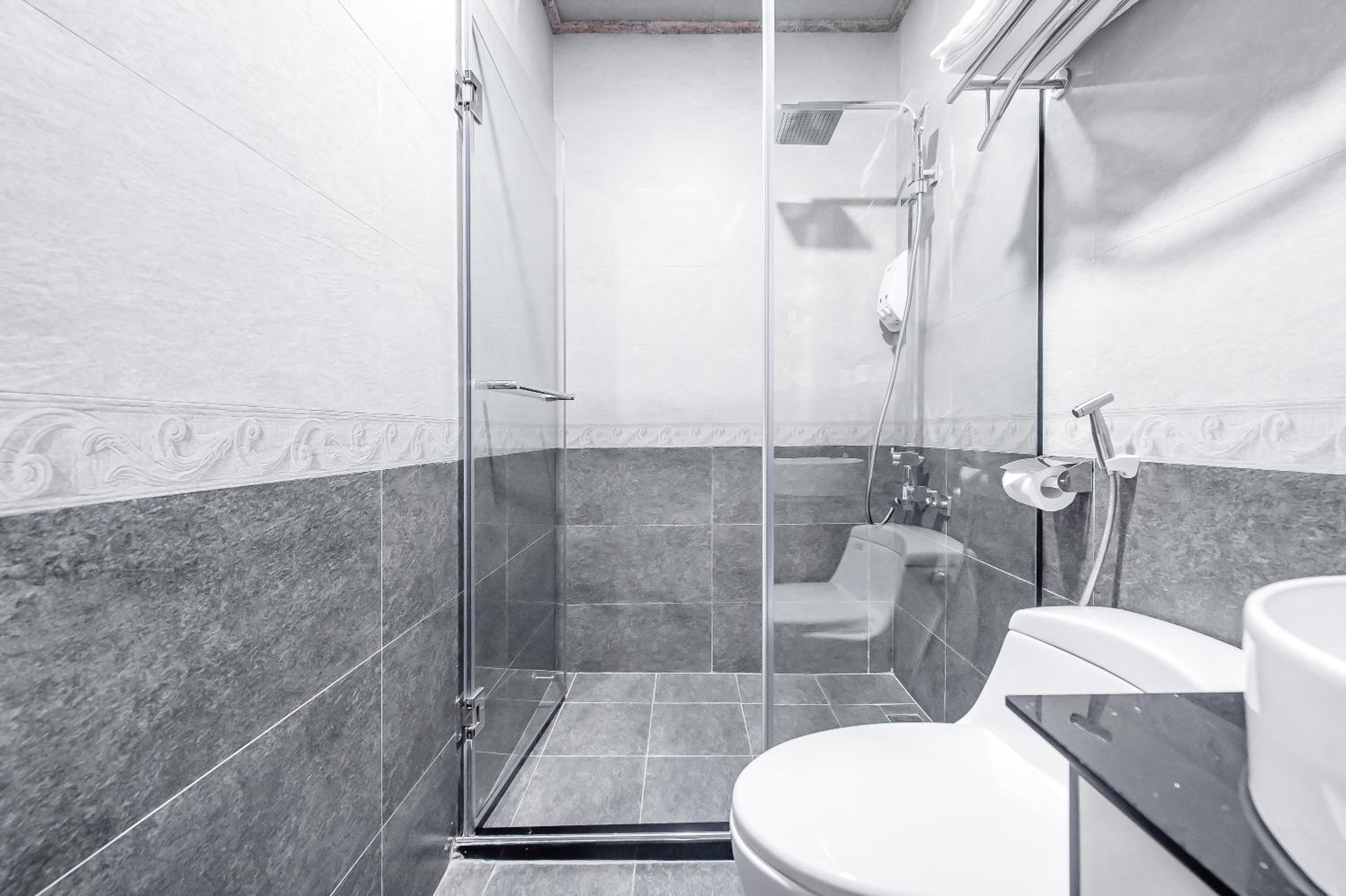 Deluxe Double Room with Balcony with Street View - Photo 13