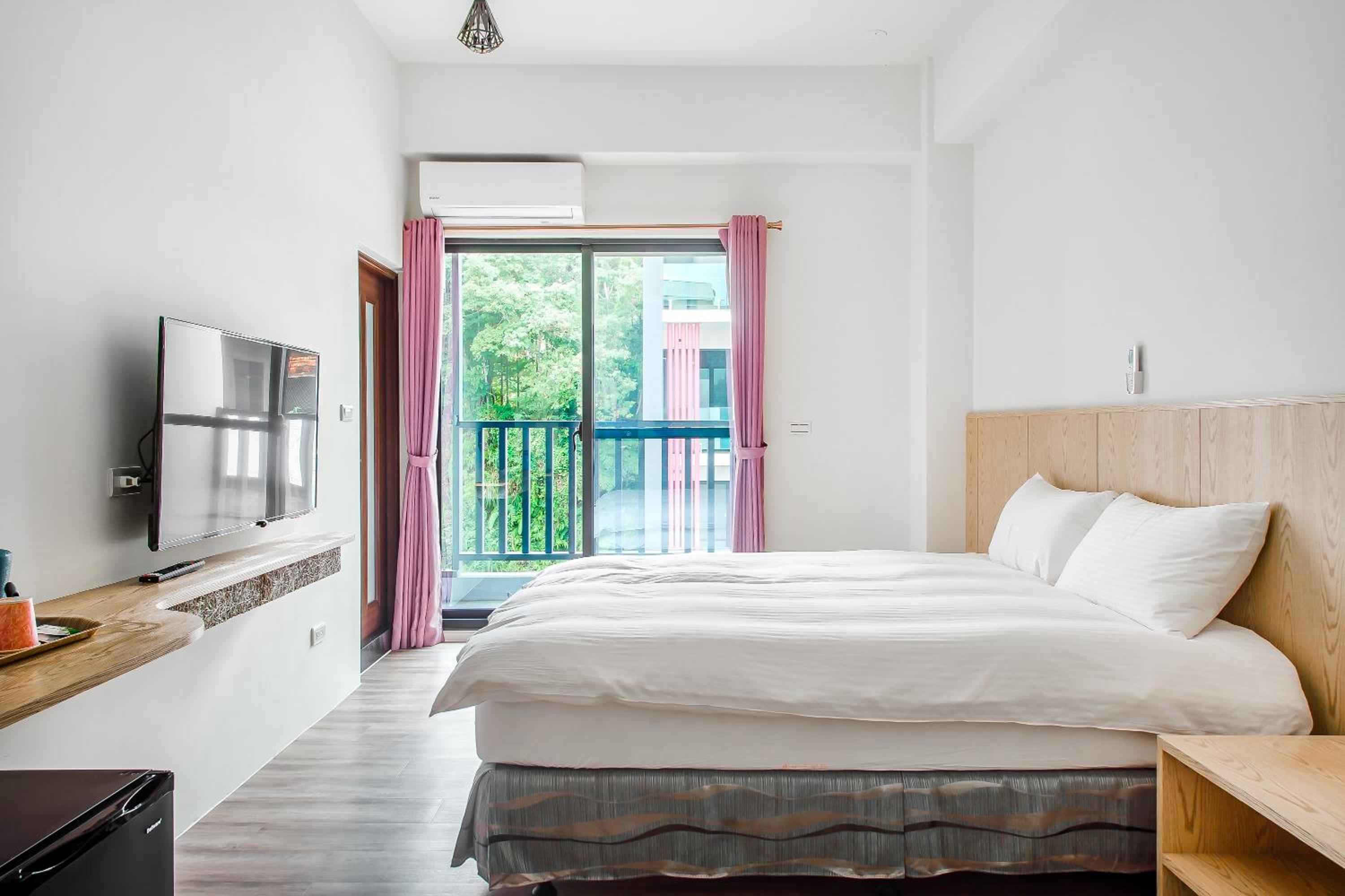 Deluxe Double Room with Balcony with Street View - Photo 6