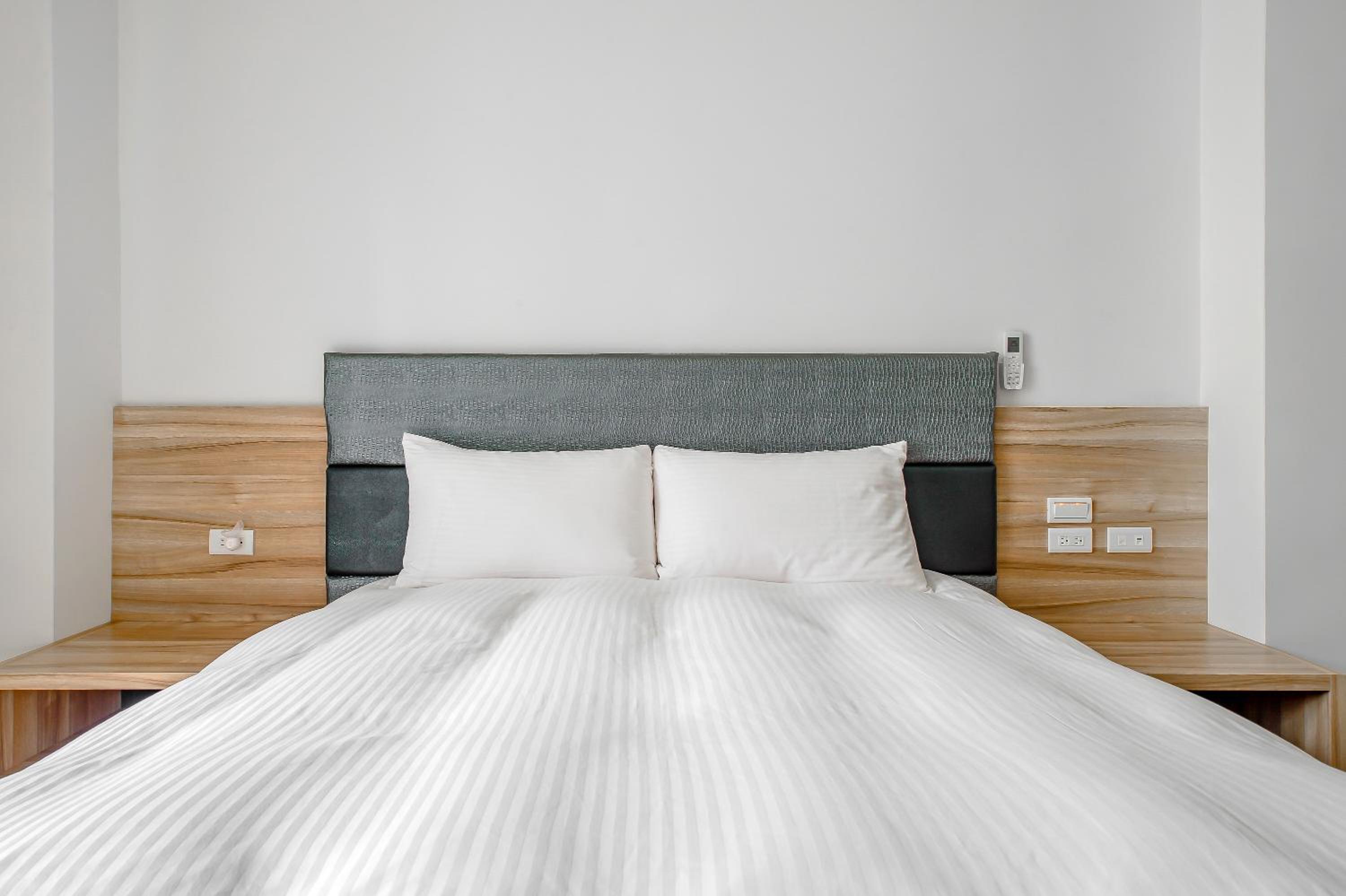 Deluxe Double Room with Balcony with Street View - Photo 2