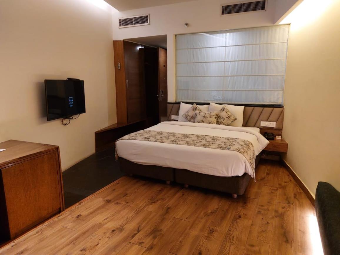 Deluxe Double Room with Balcony - Photo 1