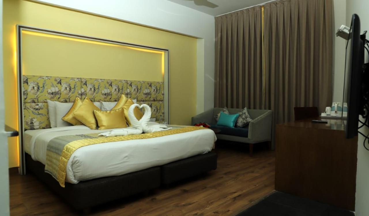 Deluxe Double Room with Balcony - Photo 12