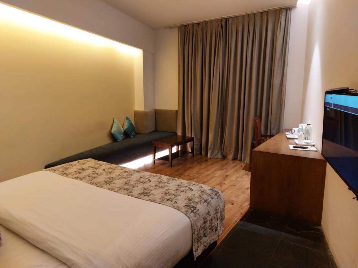 Deluxe Double Room with Balcony - Photo 10