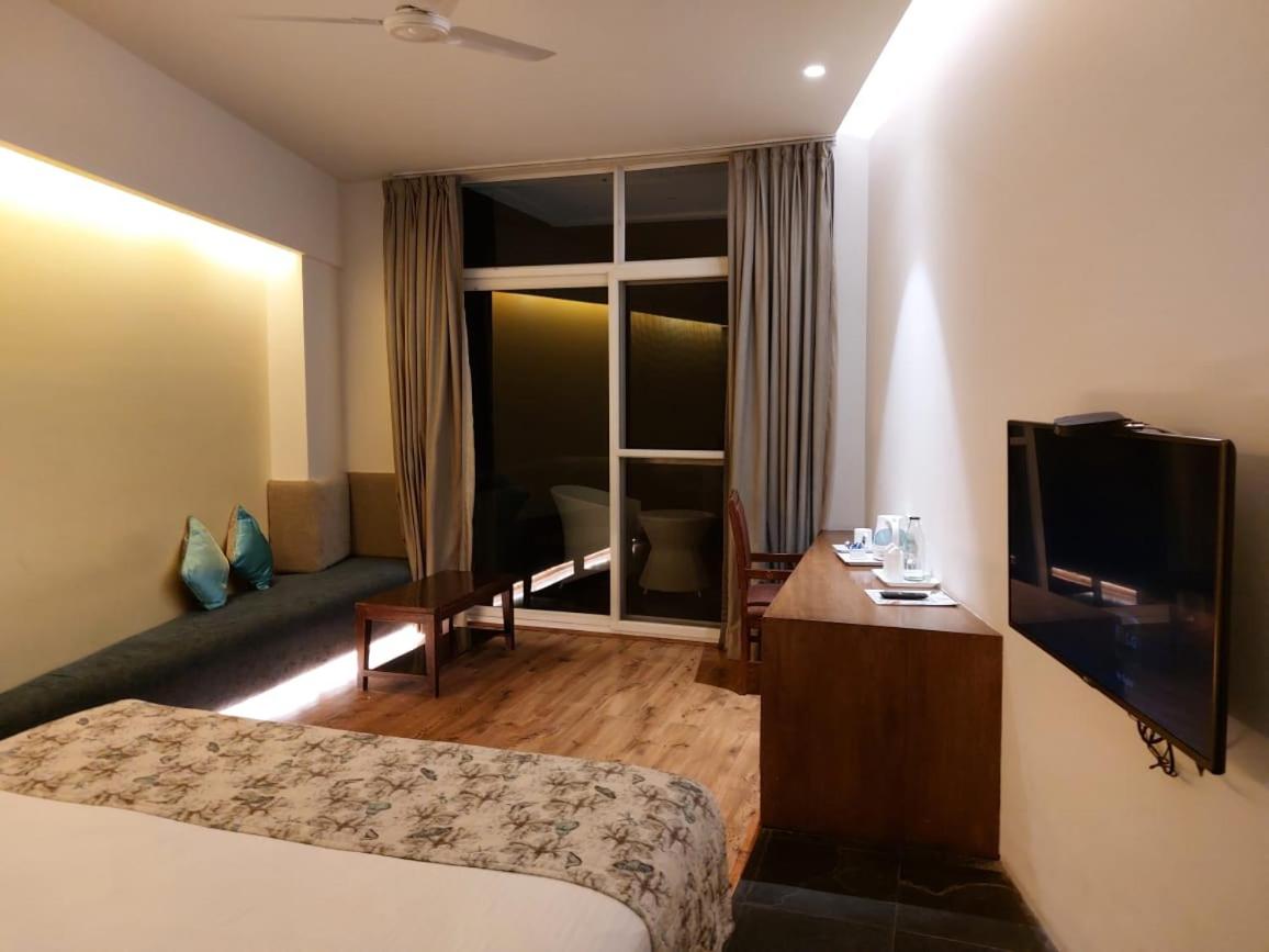Deluxe Double Room with Balcony - Photo 9