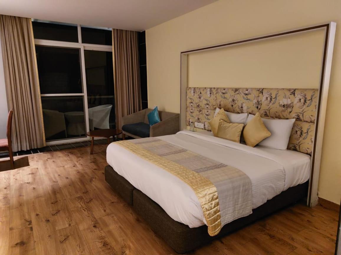 Deluxe Double Room with Balcony - Photo 8