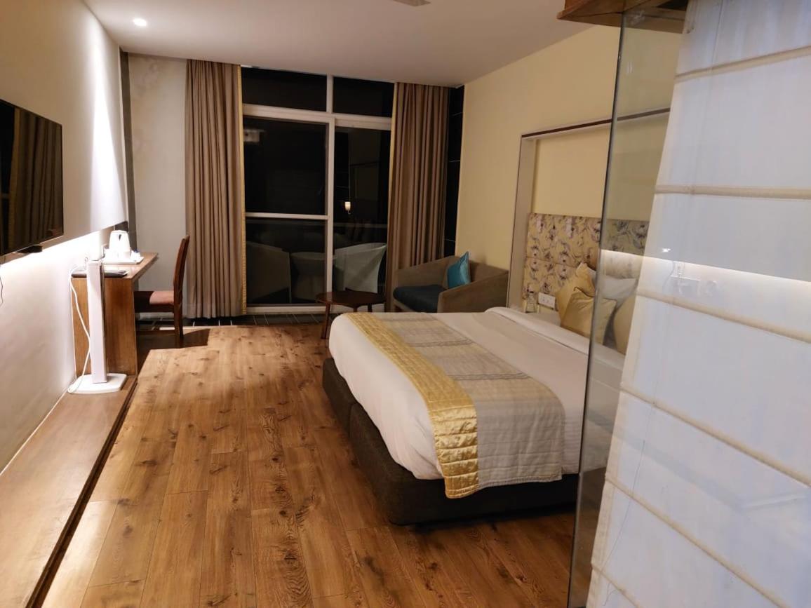 Deluxe Double Room with Bath - Photo 11