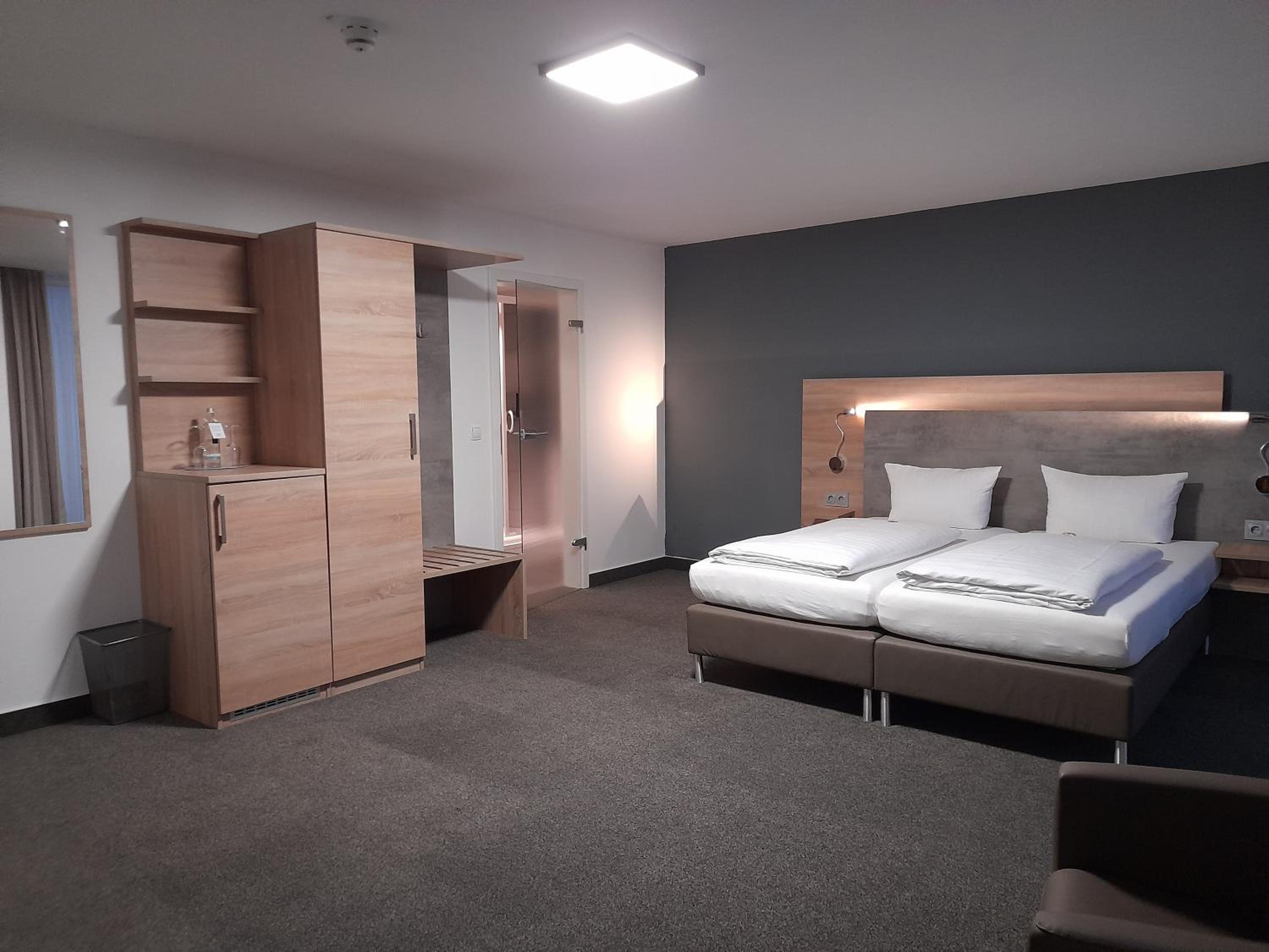 Large Double Room - Photo 14