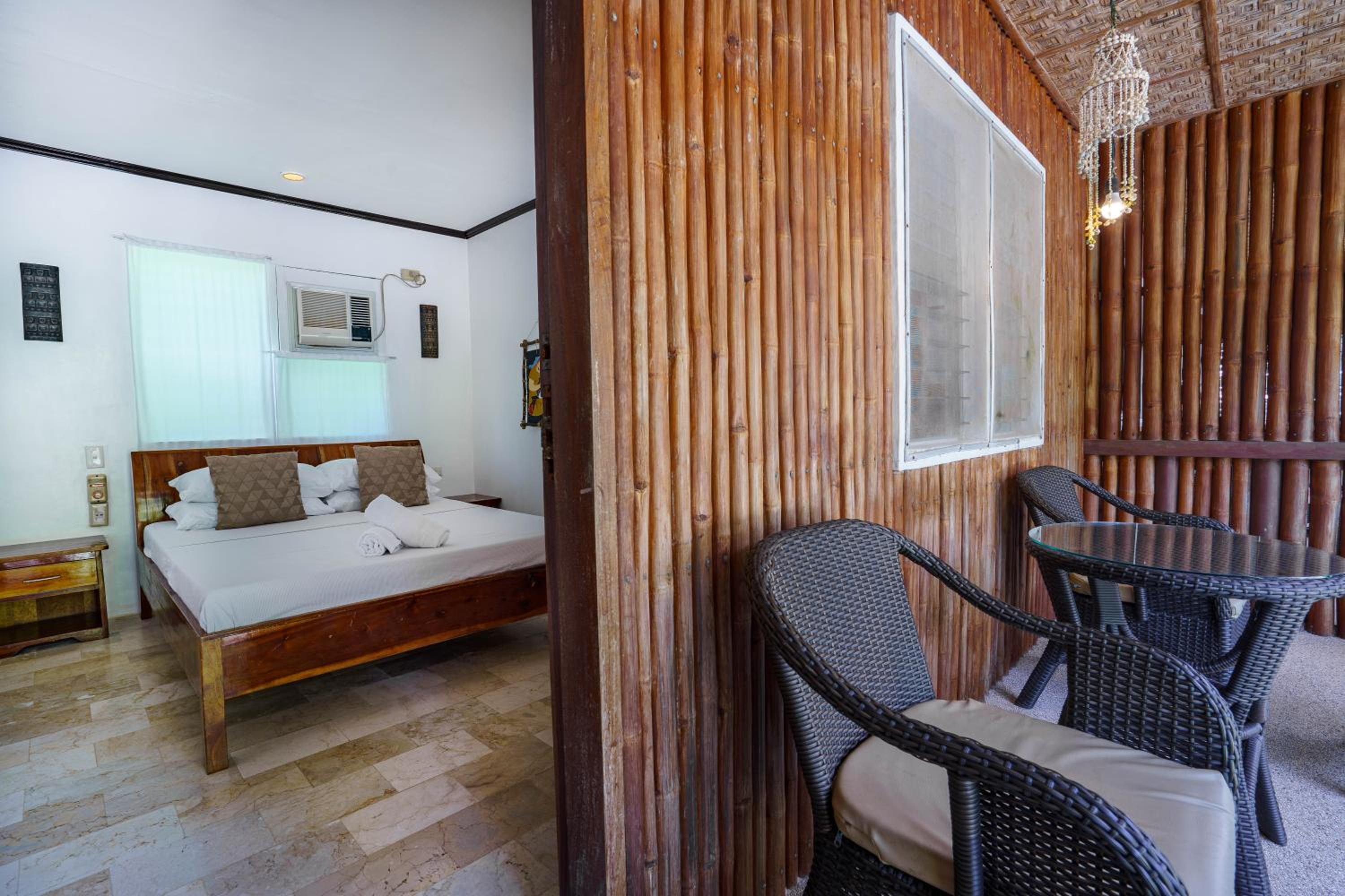 Deluxe Room with Pool View - Photo 7