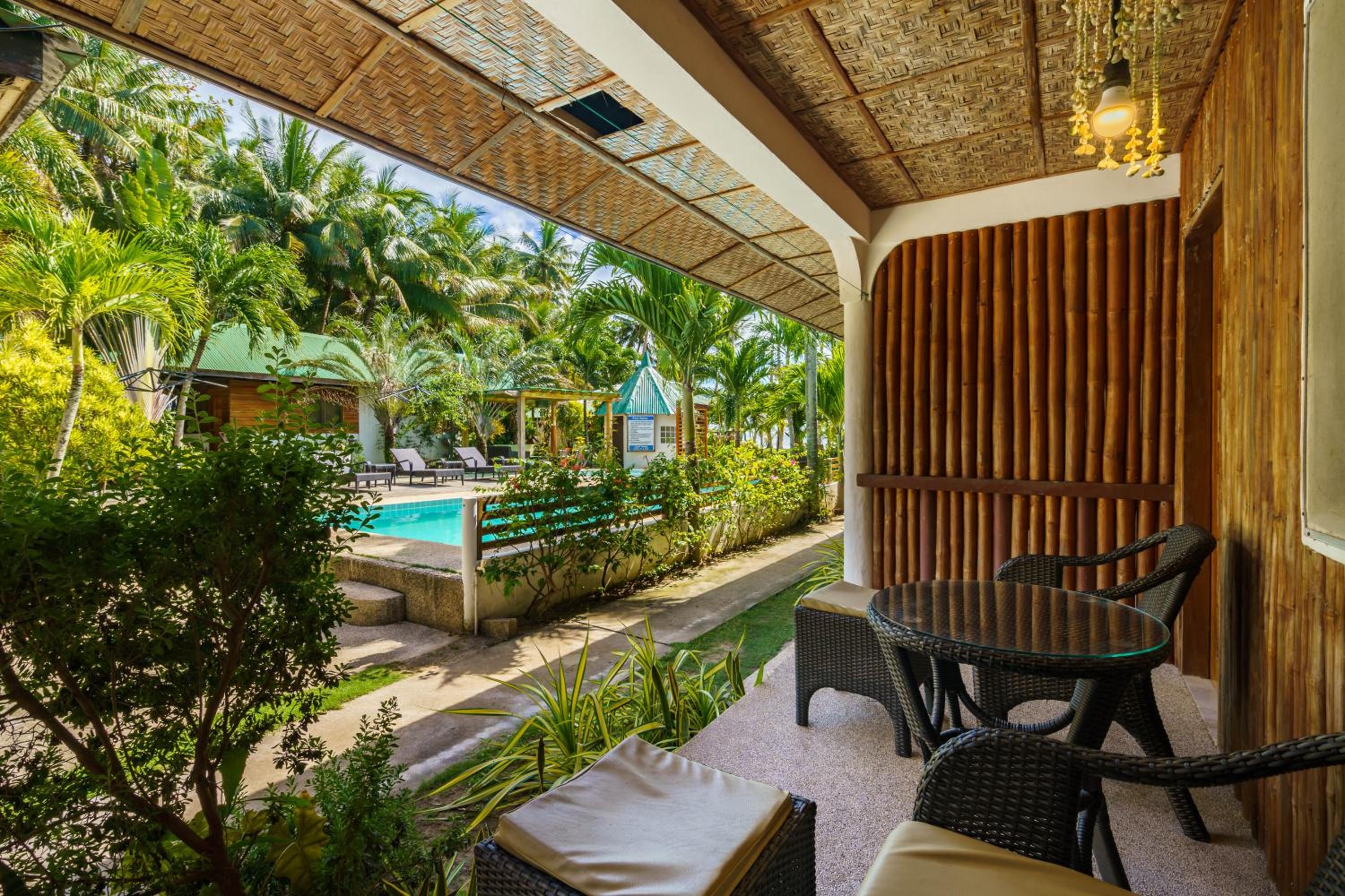 Deluxe Room with Pool View - Photo 6