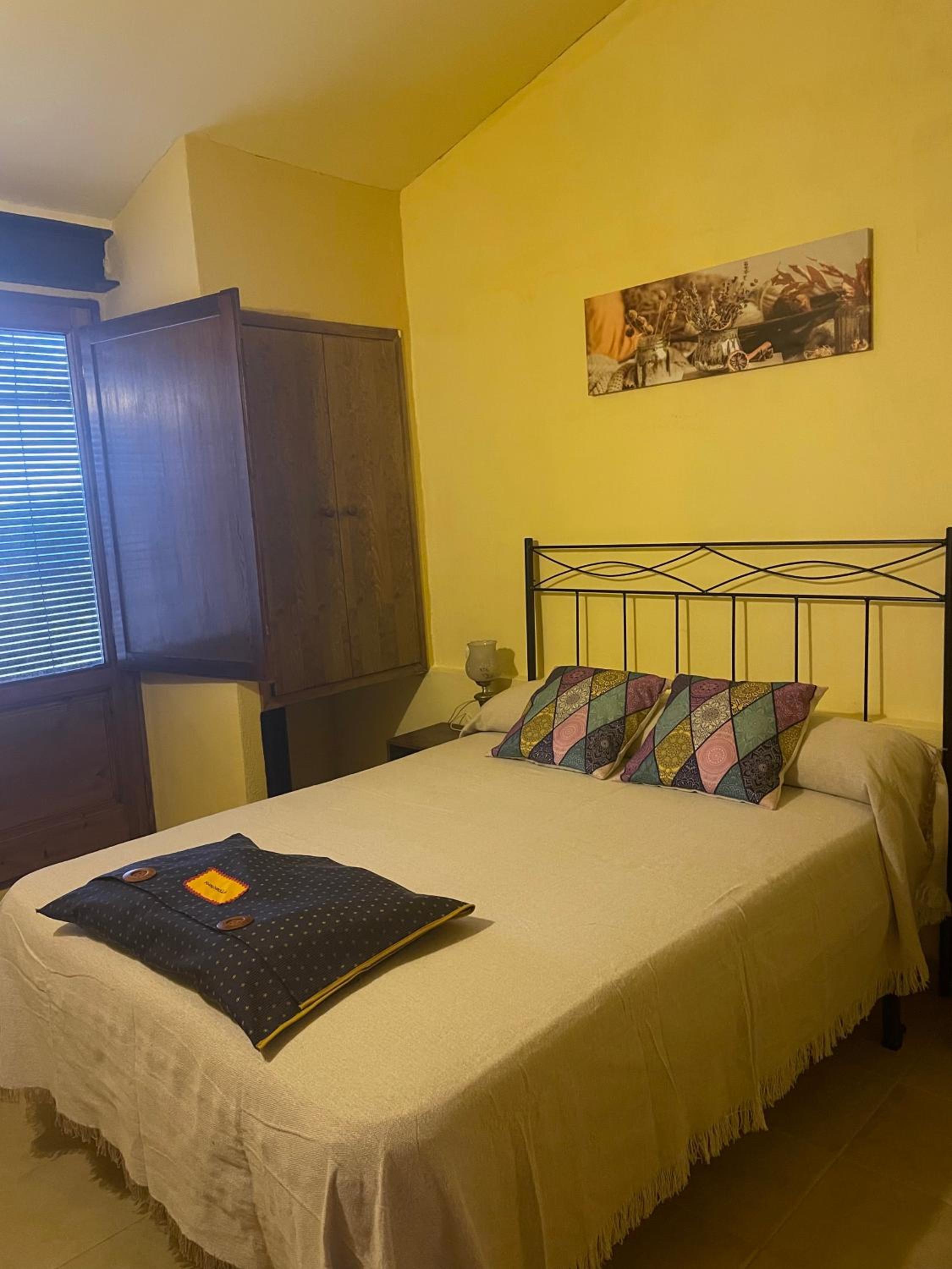 Eight-Bedroom House photo 3