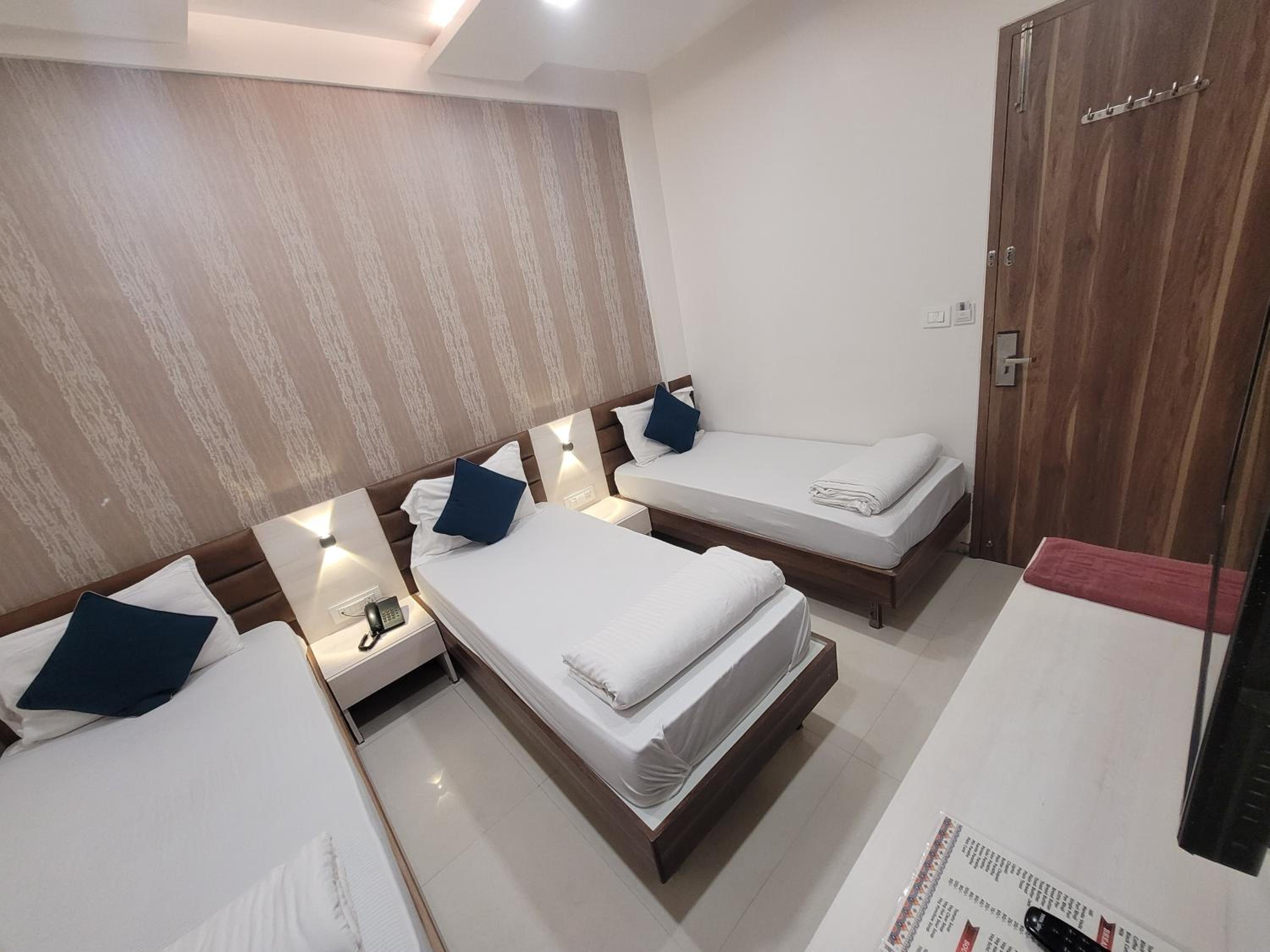 Deluxe Triple Room - Photo 10