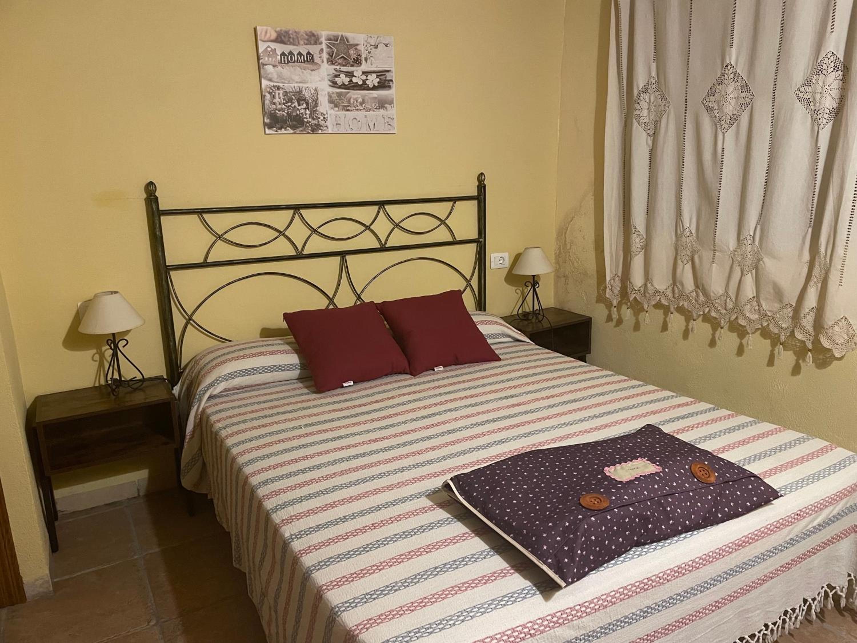 Eight-Bedroom House photo 2