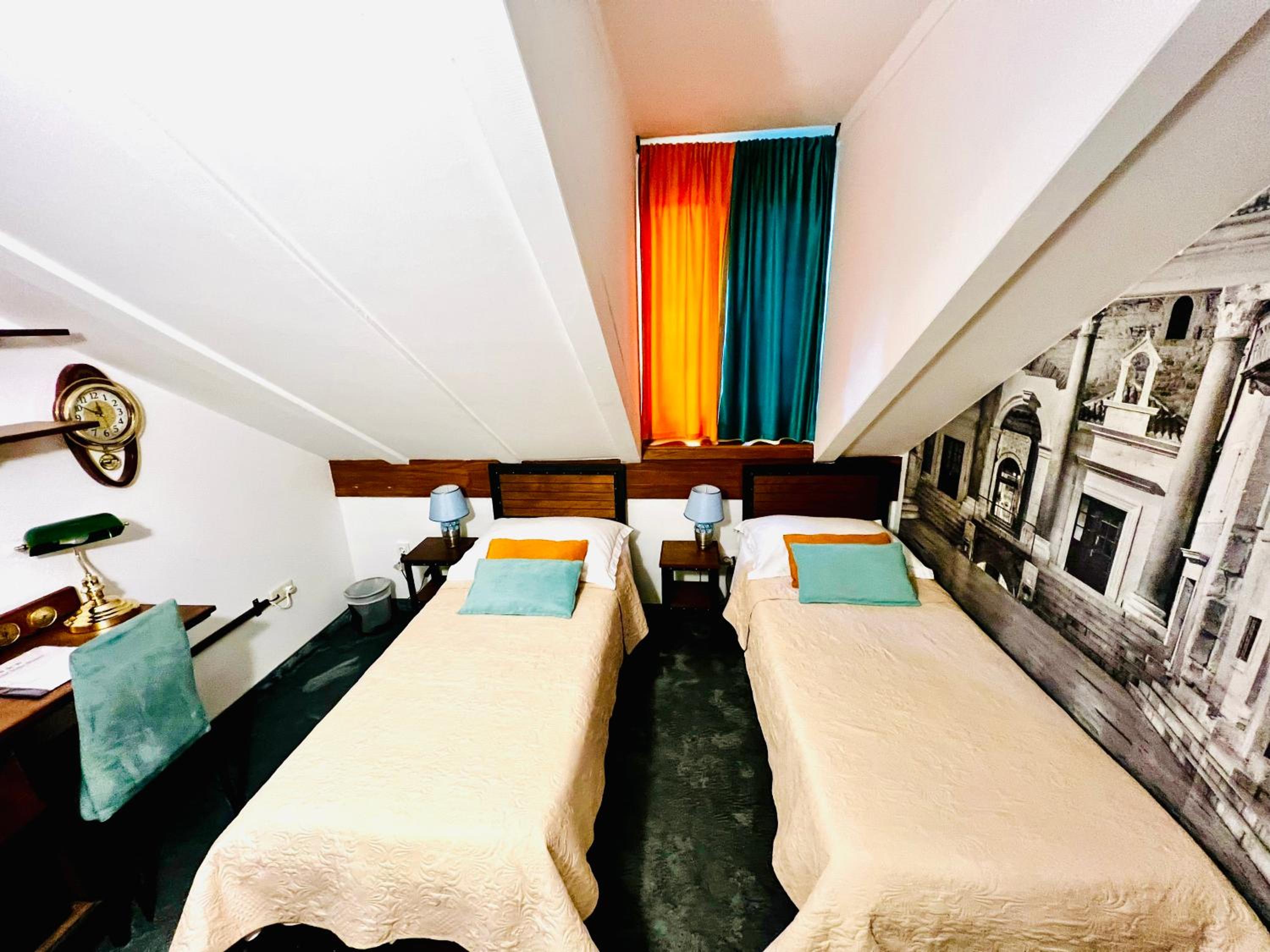 Economy Twin Room photo 1