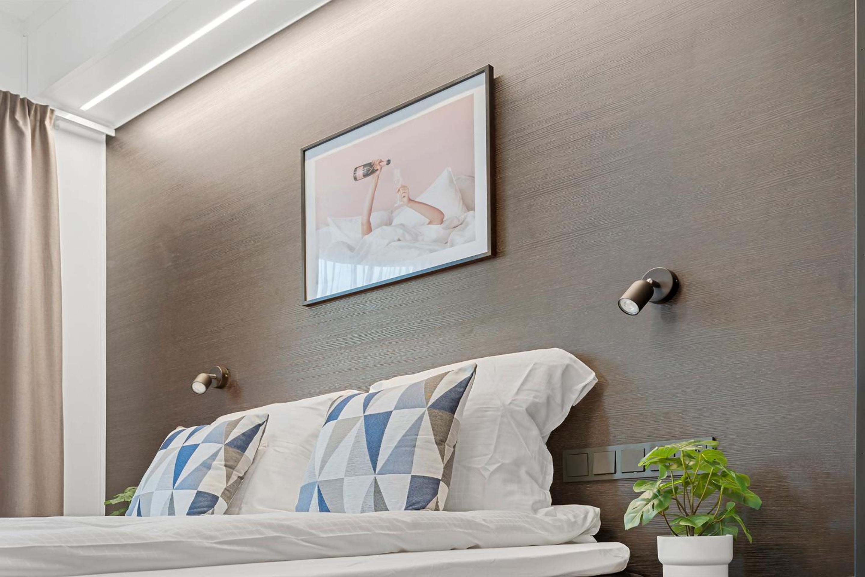 Queen Room with Roll-In Shower - Disability Access - Photo 8