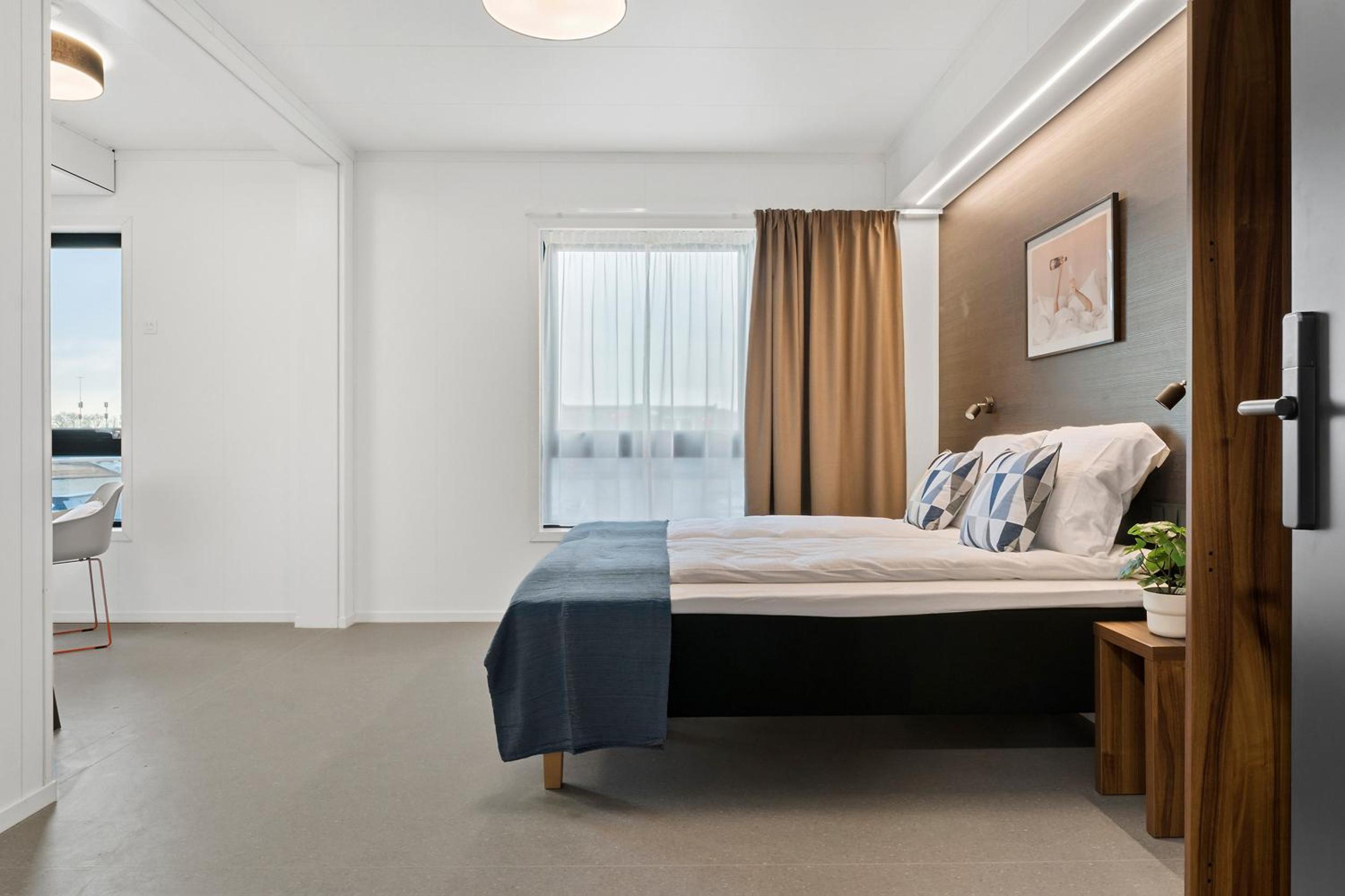 Queen Room with Roll-In Shower - Disability Access - Photo 10