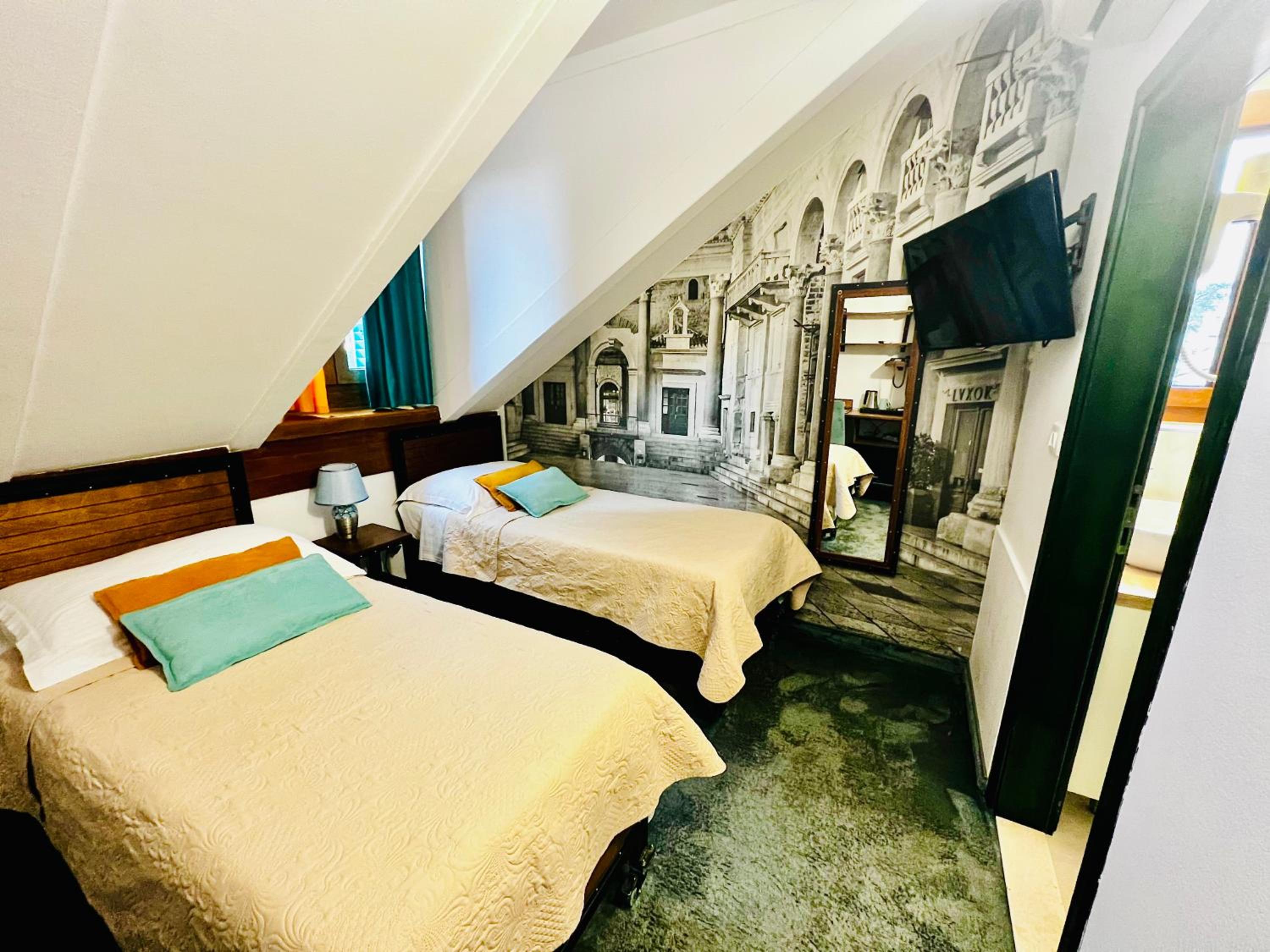 Economy Twin Room photo 2