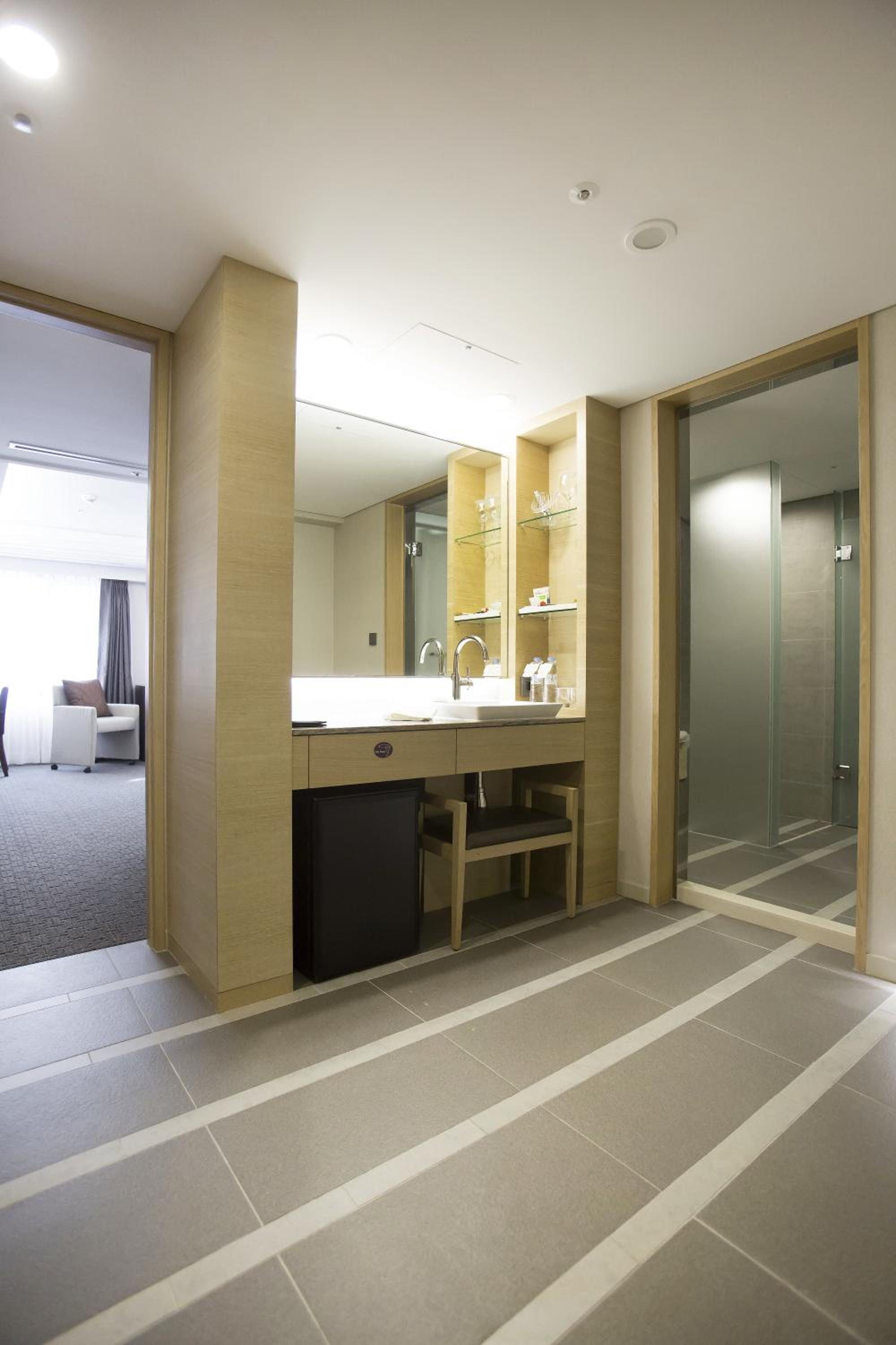 Deluxe Twin Room with Bath - Photo 3