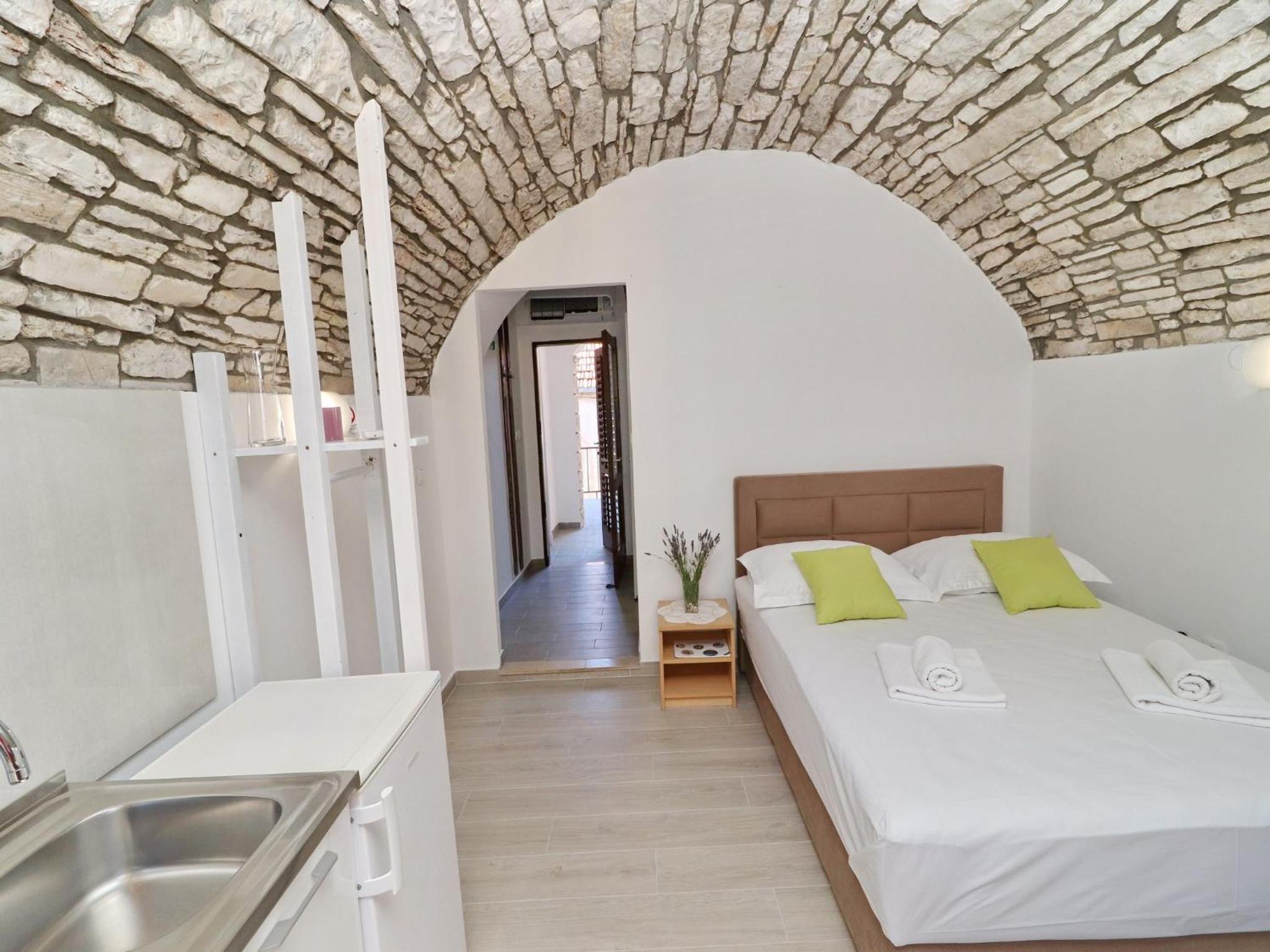Studio Apartment with Terrace and City View - Photo 24