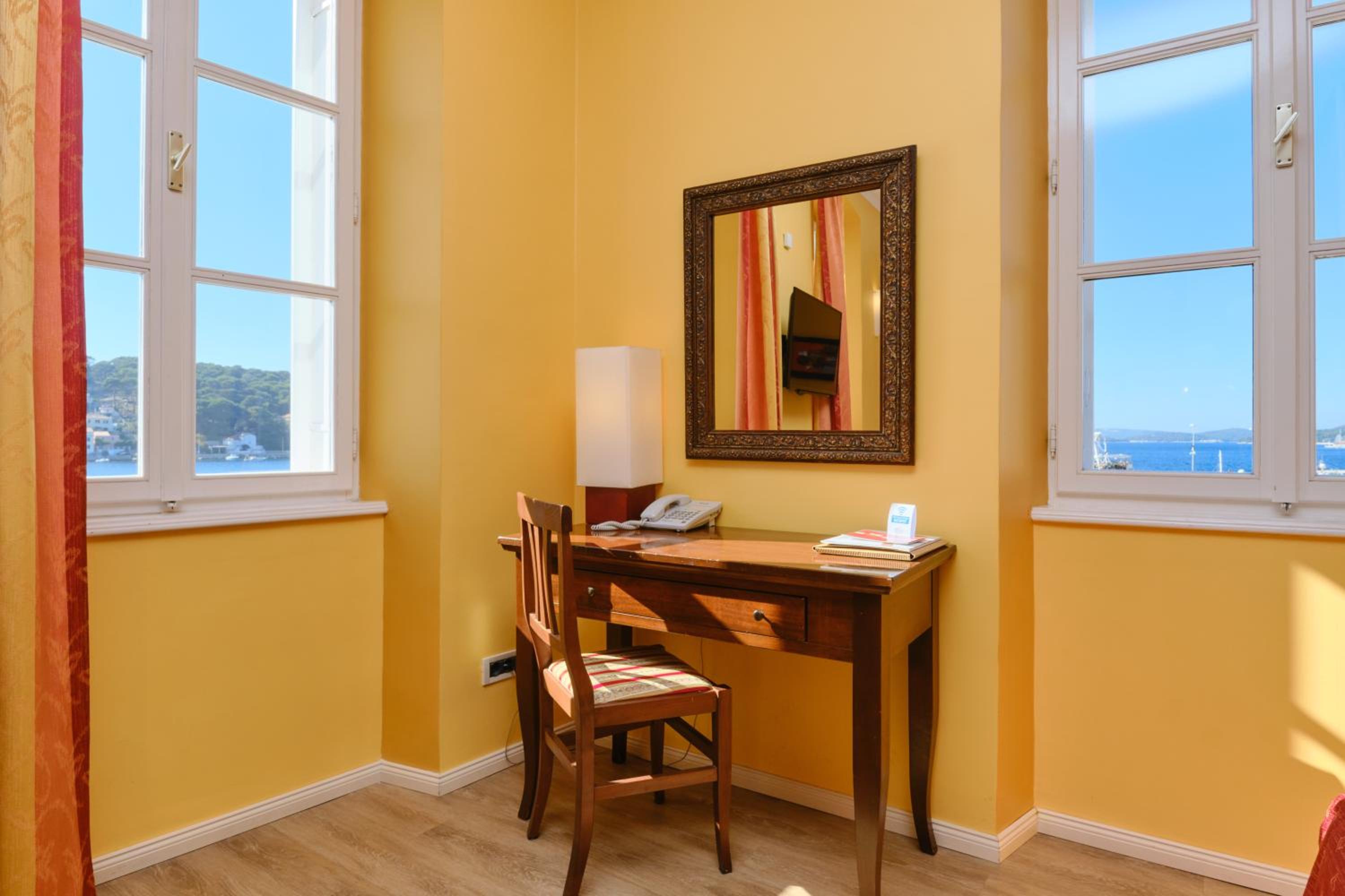 Junior Suite with Sea View - with Breakfast In Room - Photo 12