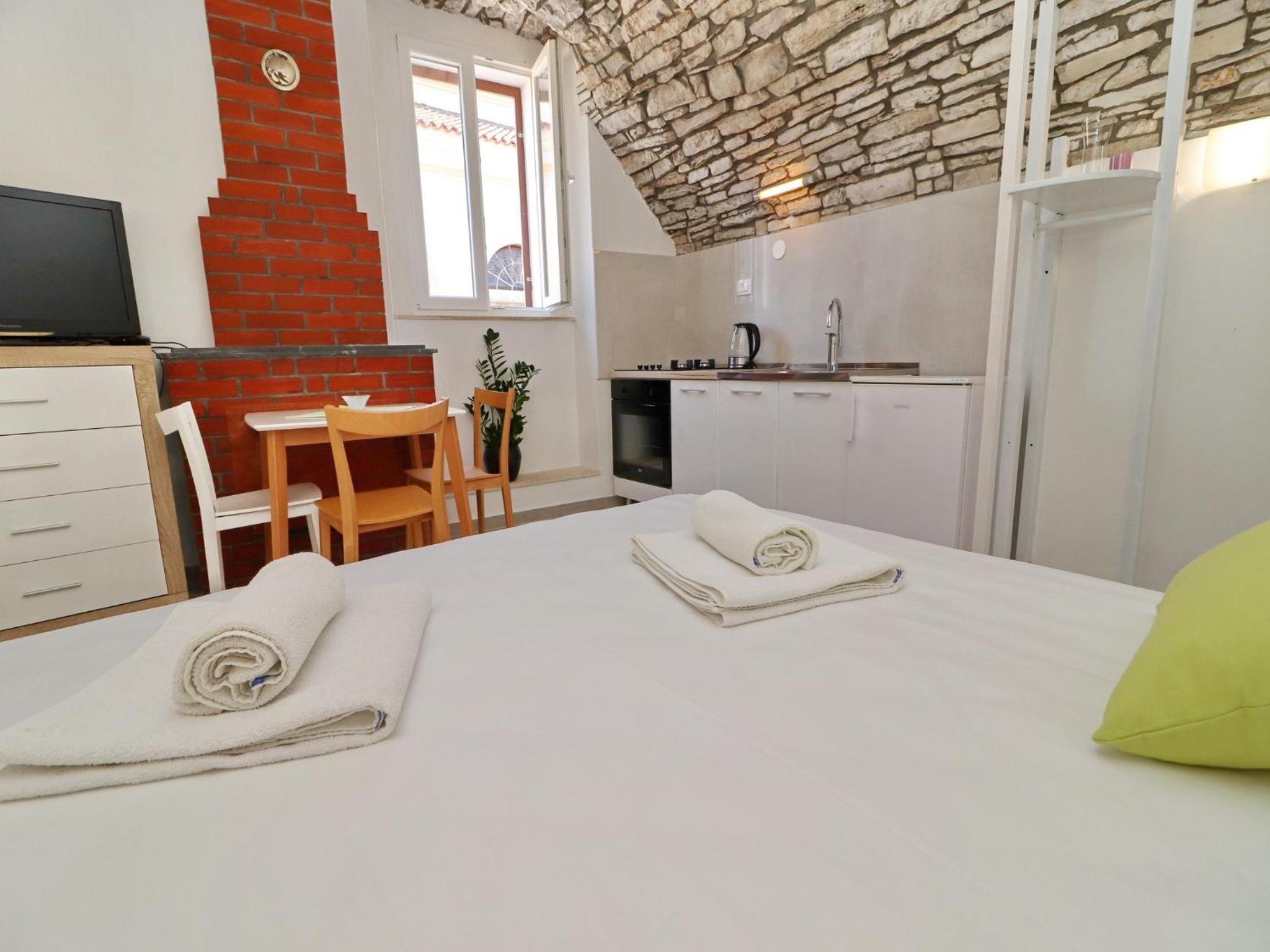 Studio Apartment with Terrace and City View - Photo 9