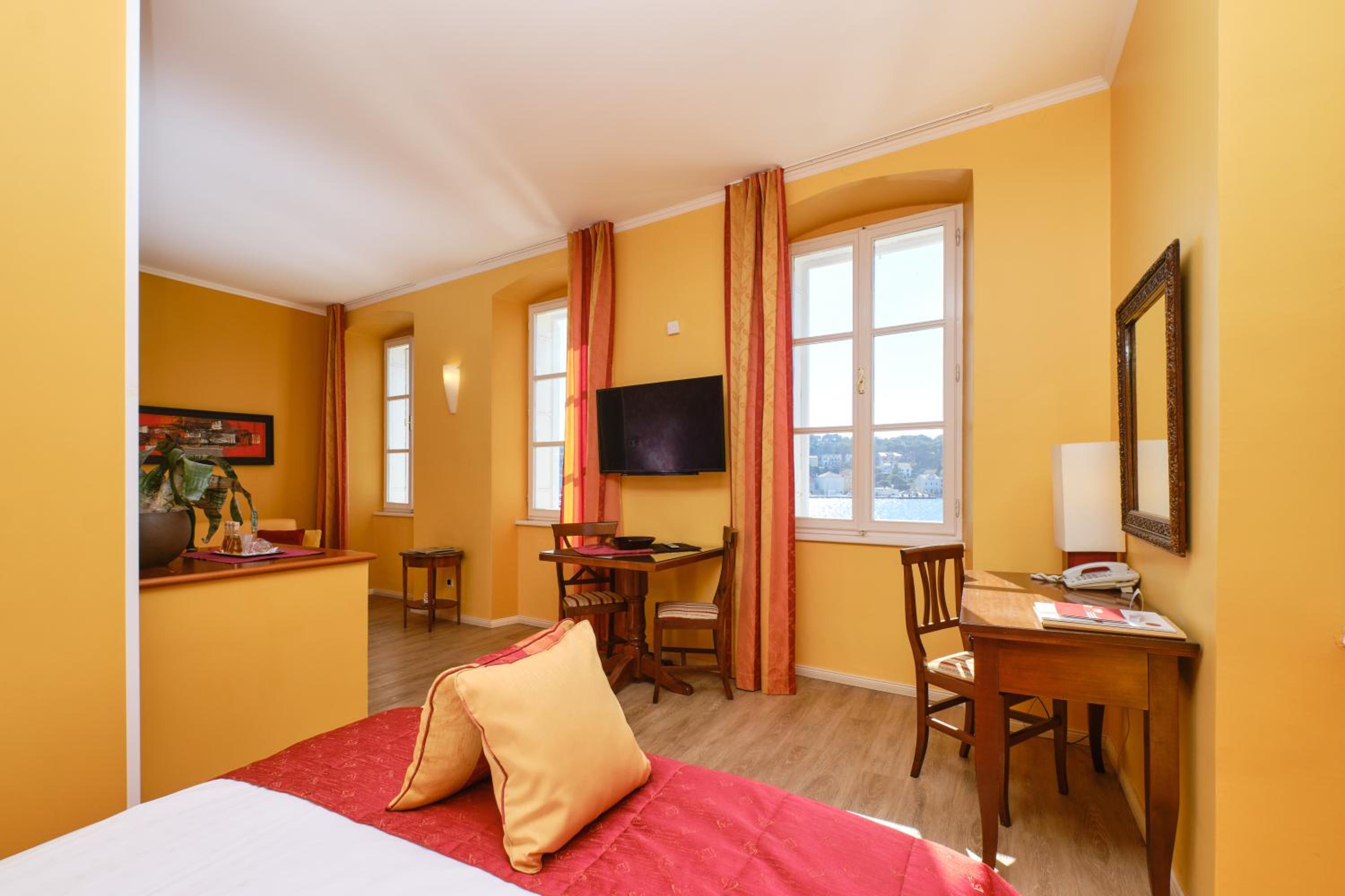 Junior Suite with Sea View - with Breakfast In Room - Photo 10