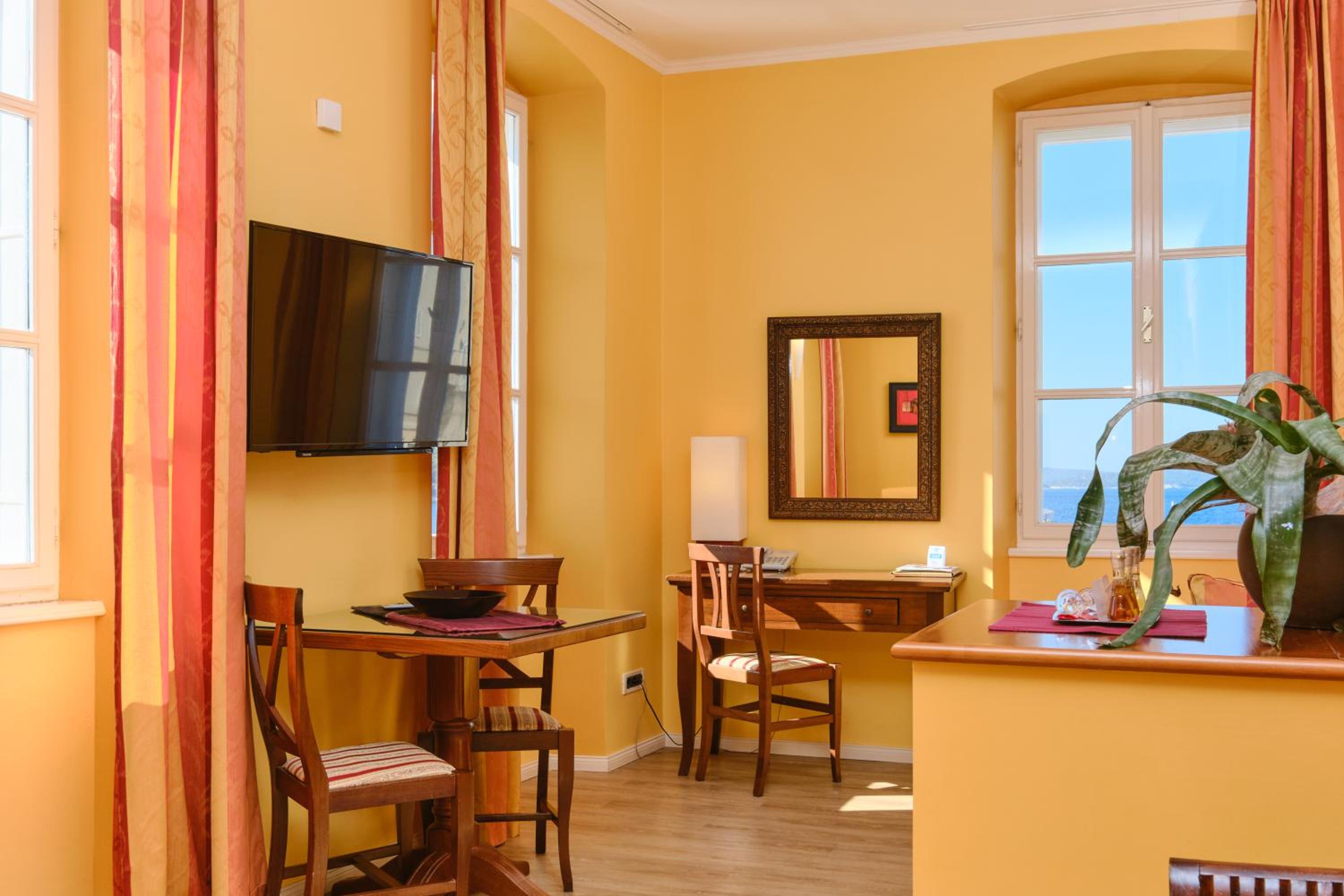 Junior Suite with Sea View - with Breakfast In Room - Photo 9