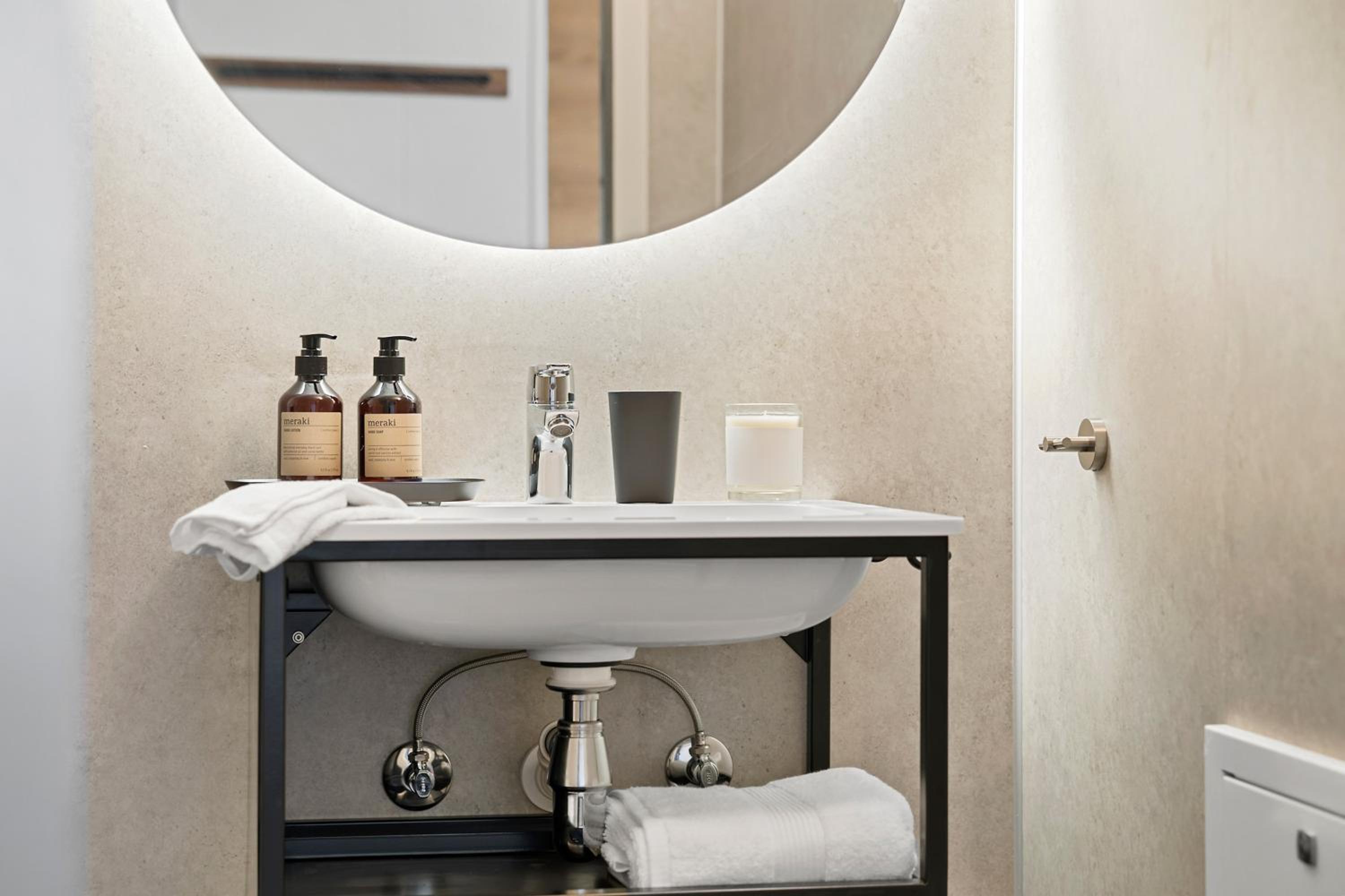 Queen Room with Roll-In Shower - Disability Access - Photo 3