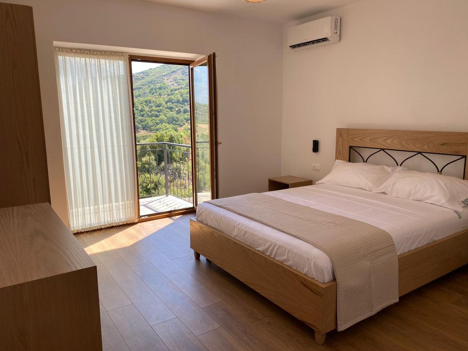 Deluxe Double Room with Balcony Valley and Mountain View photo 2