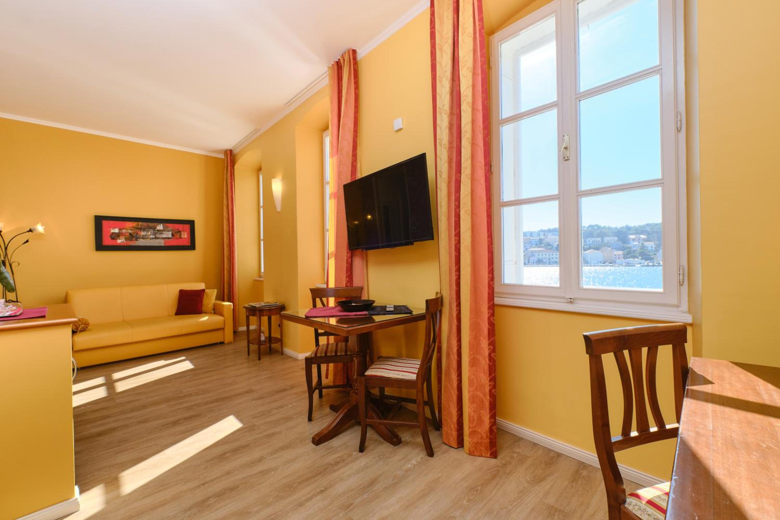 Junior Suite with Sea View - with Breakfast In Room - Photo 5