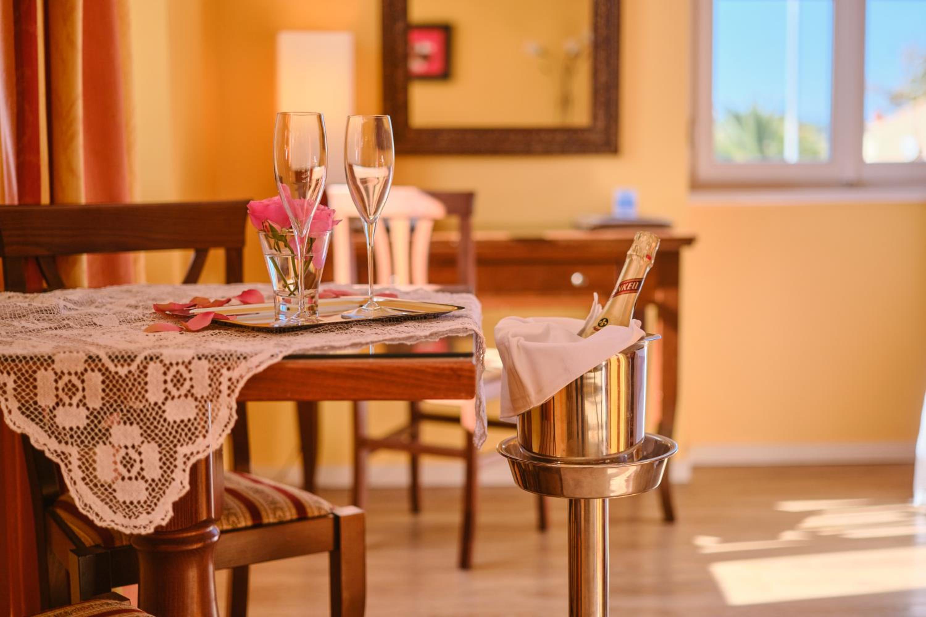 Junior Suite with Sea View - with Breakfast In Room - Photo 19