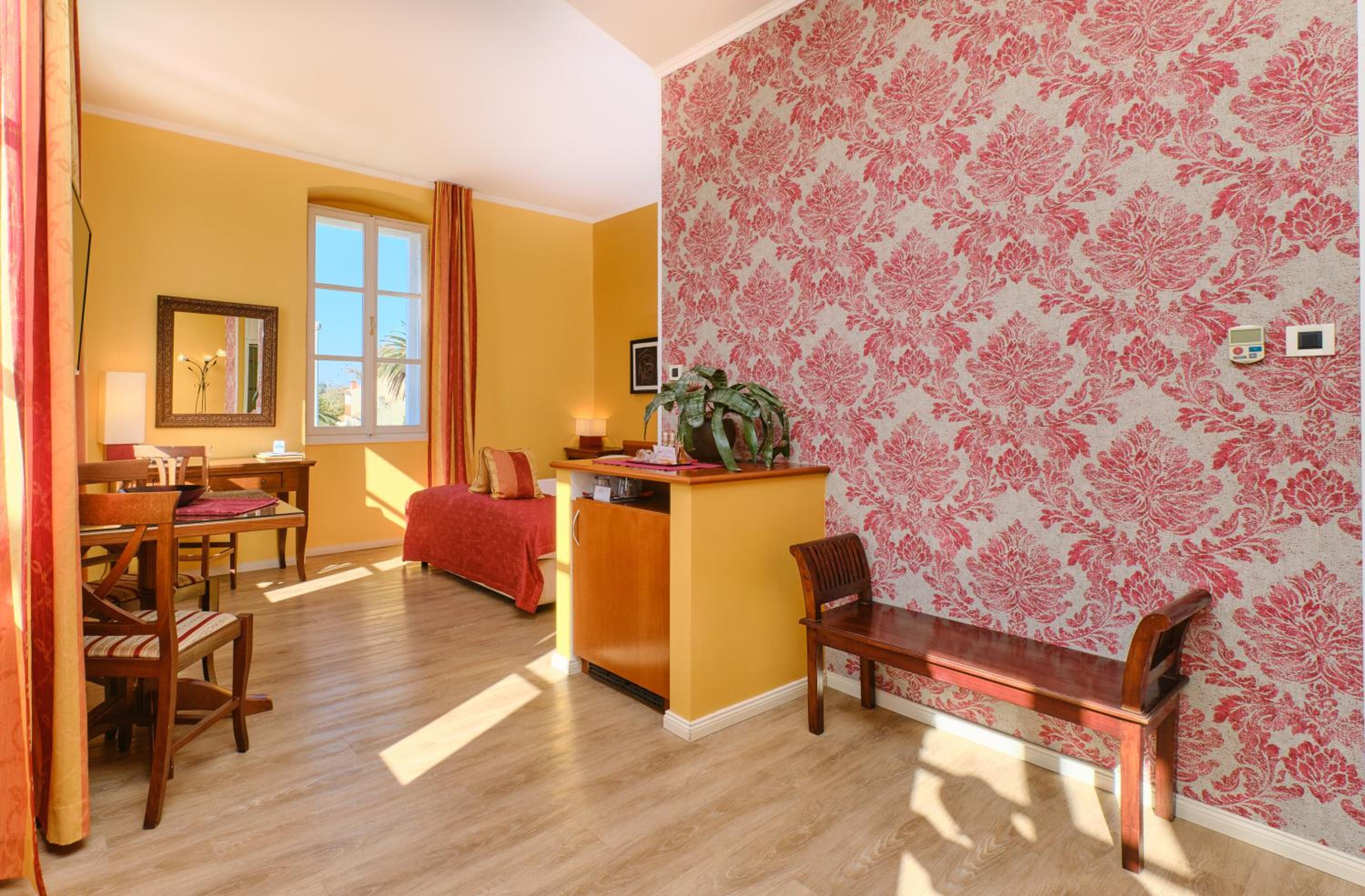 Junior Suite with Sea View - with Breakfast In Room - Photo 15