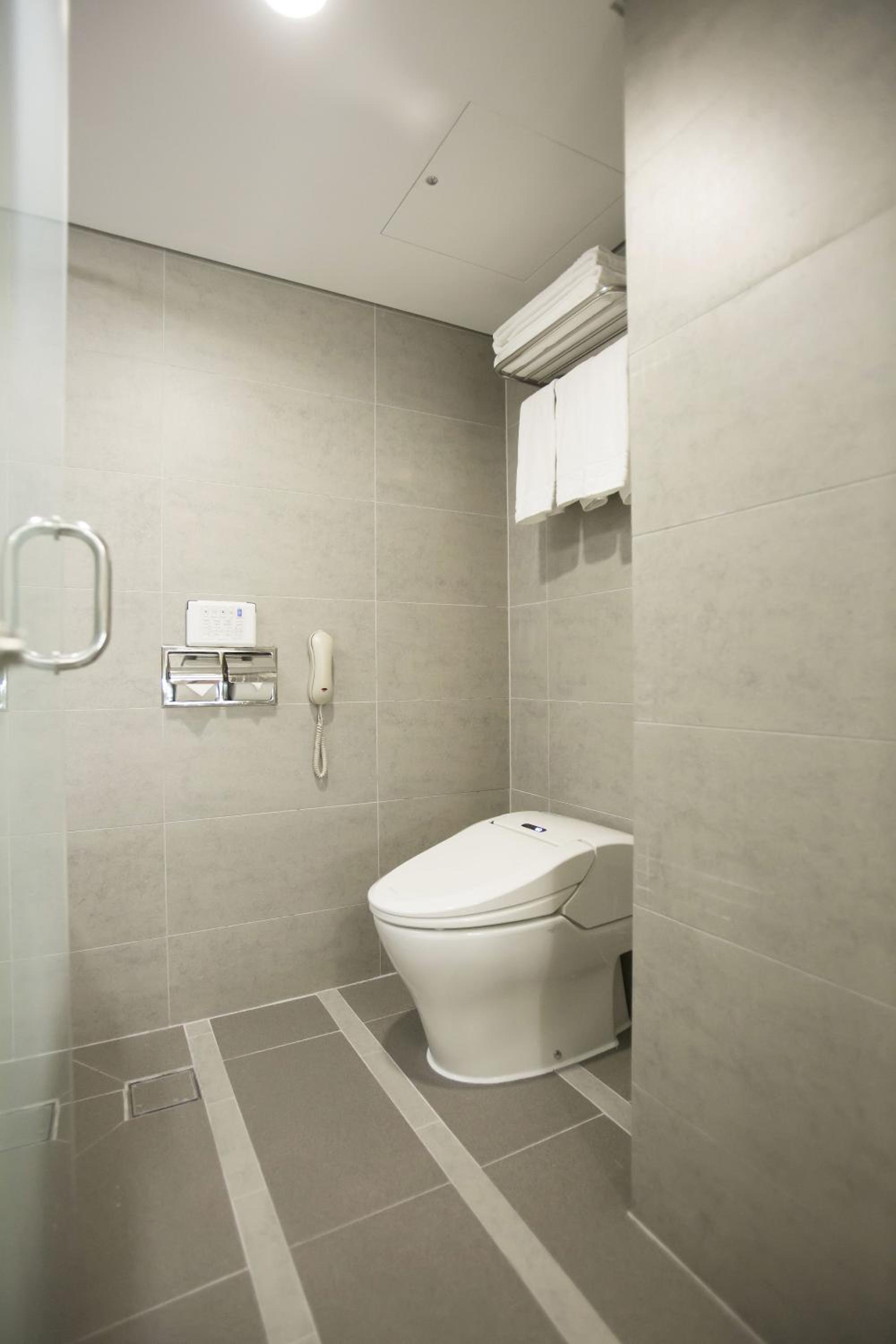 Standard Double Room with Bath - Photo 7