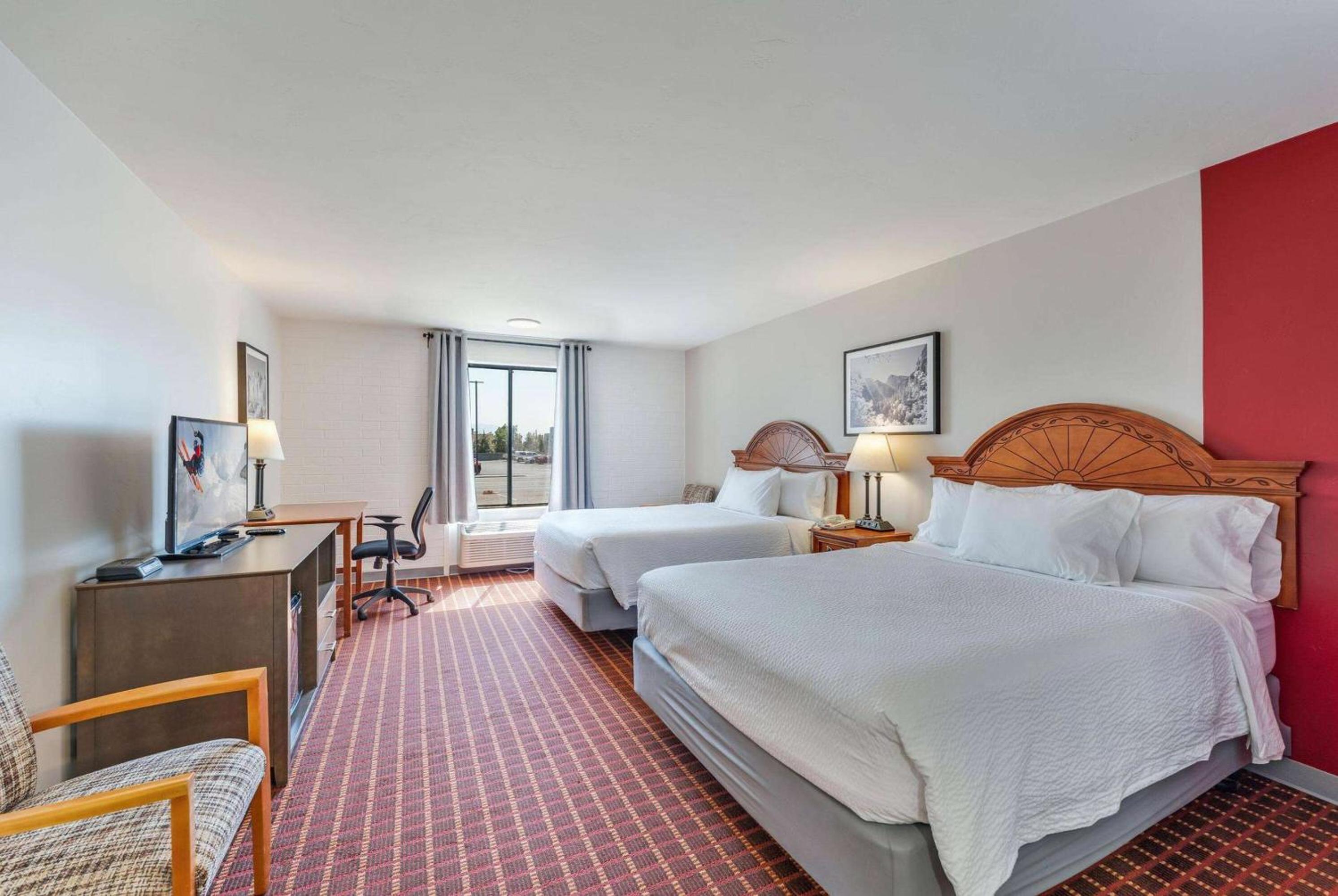 Queen Room with Two Queen Beds - Non-Smoking - Photo 2