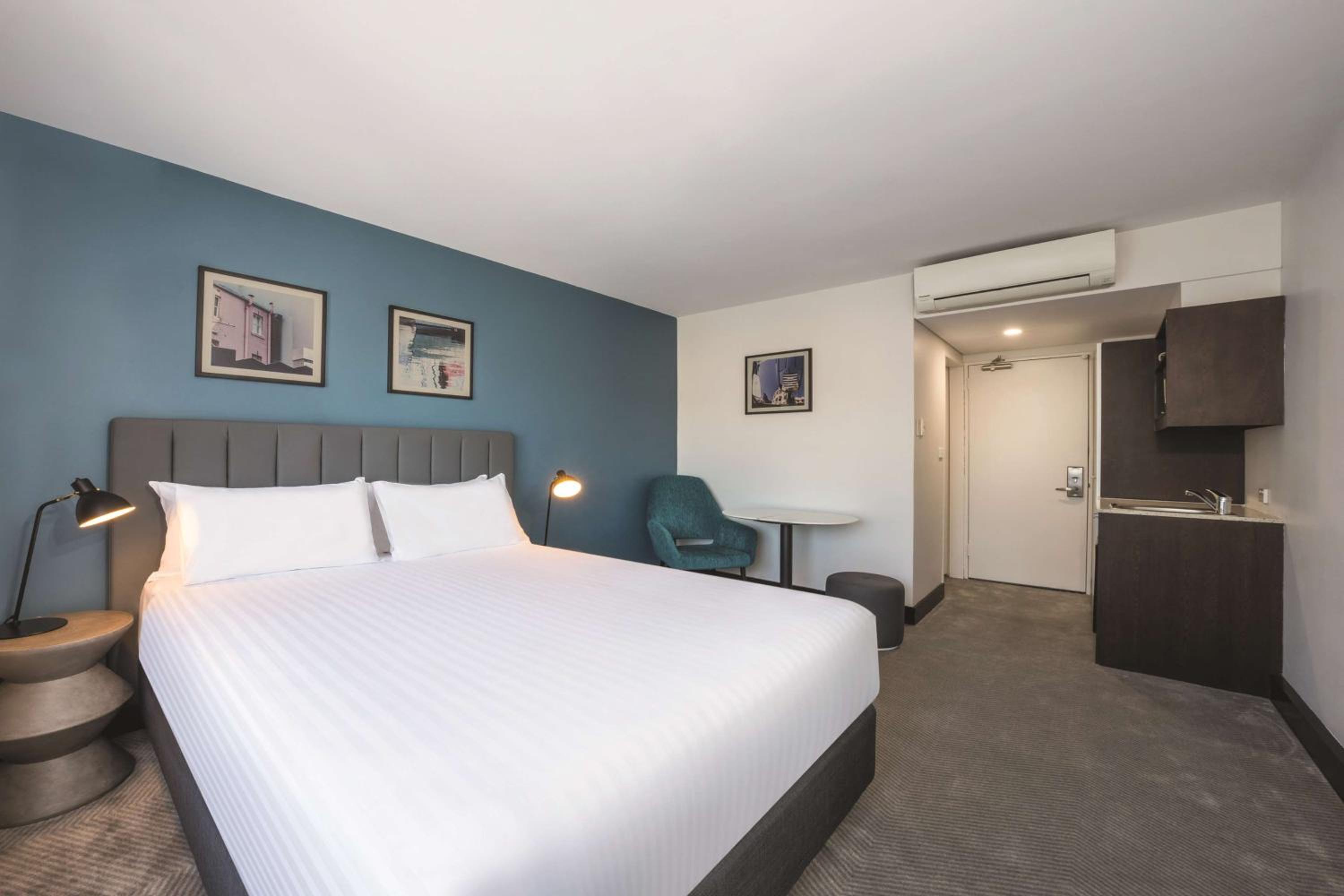 King Room with City View - Photo 2