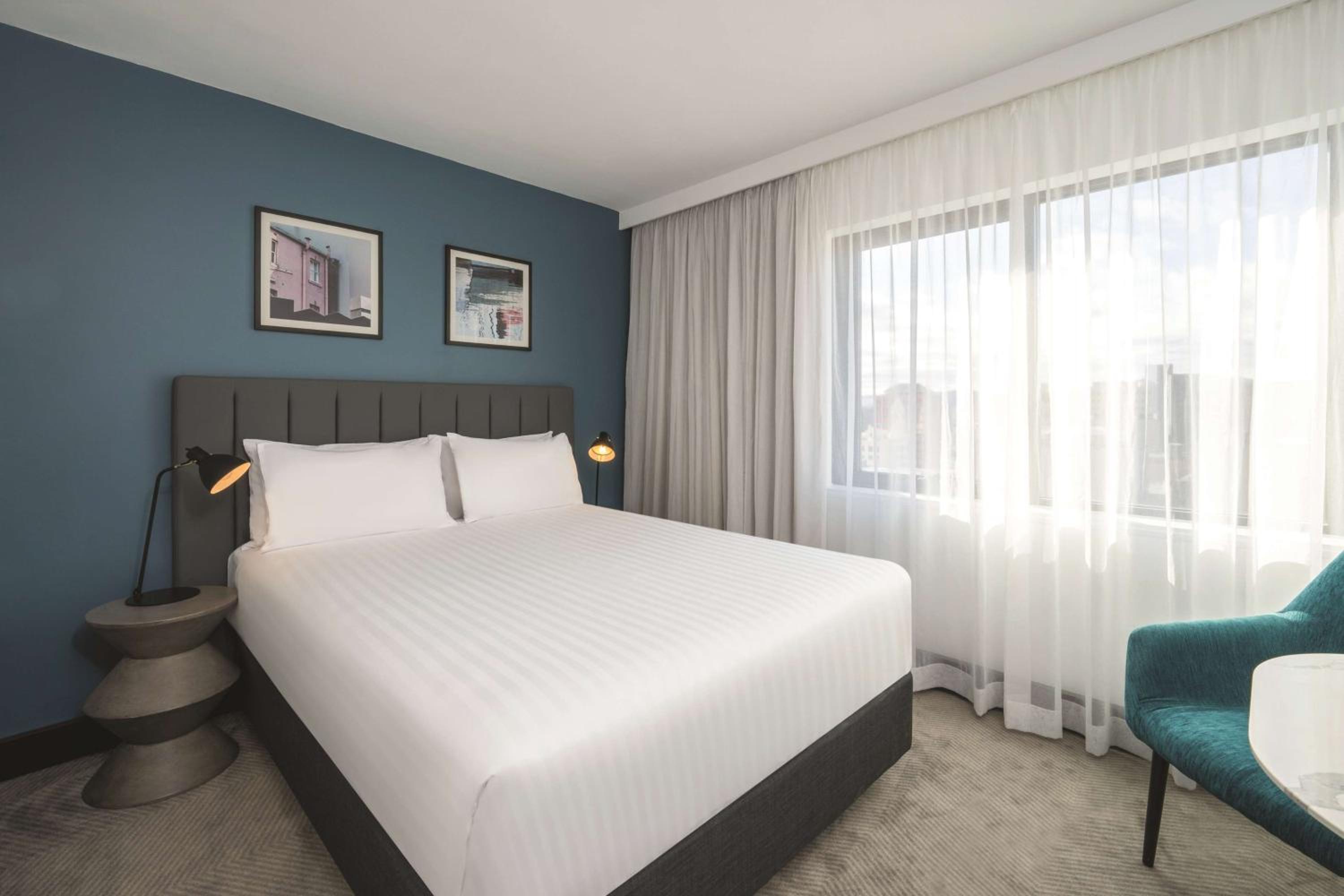 Queen Room with City View - Photo 5