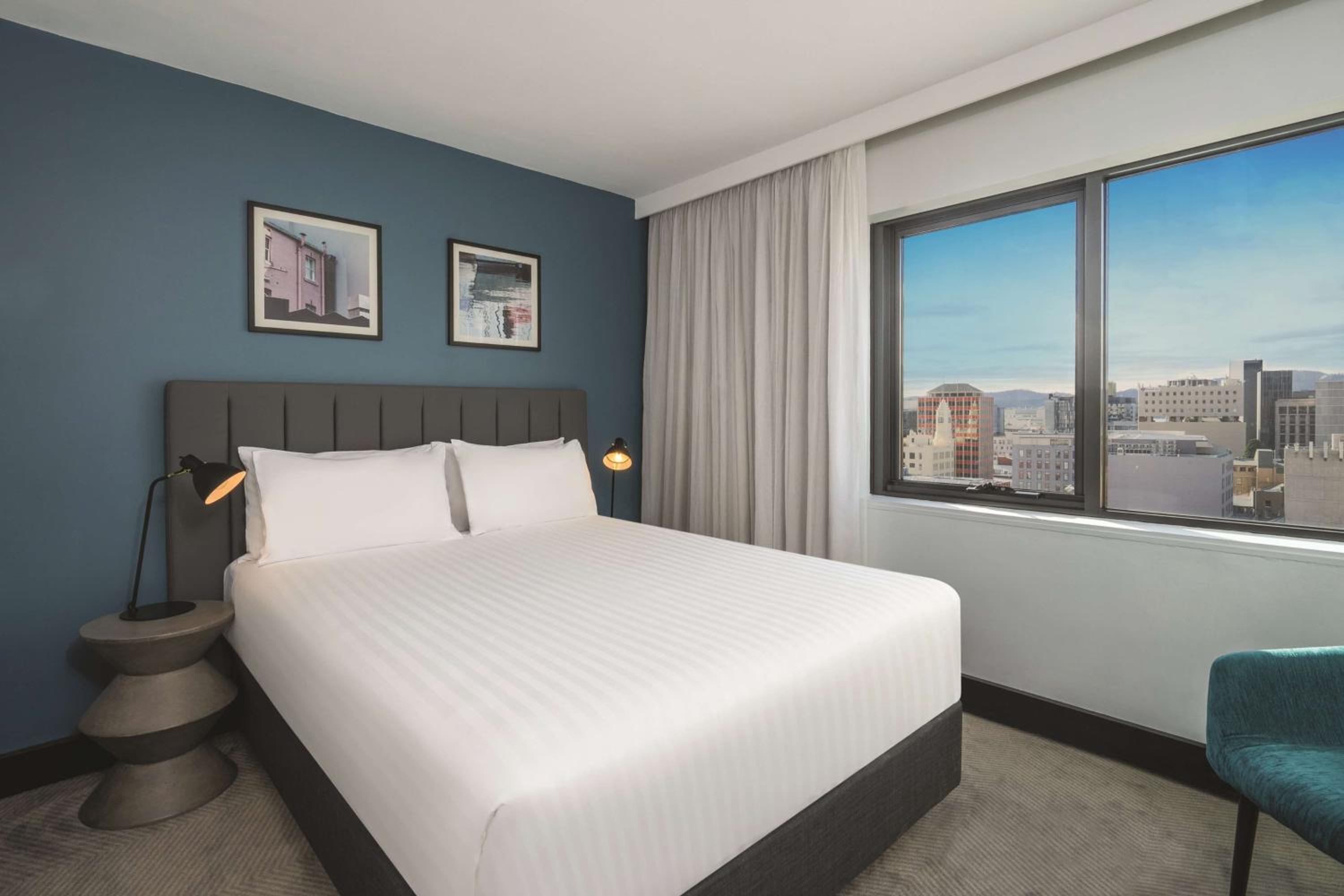 Queen Room with City View - Photo 8