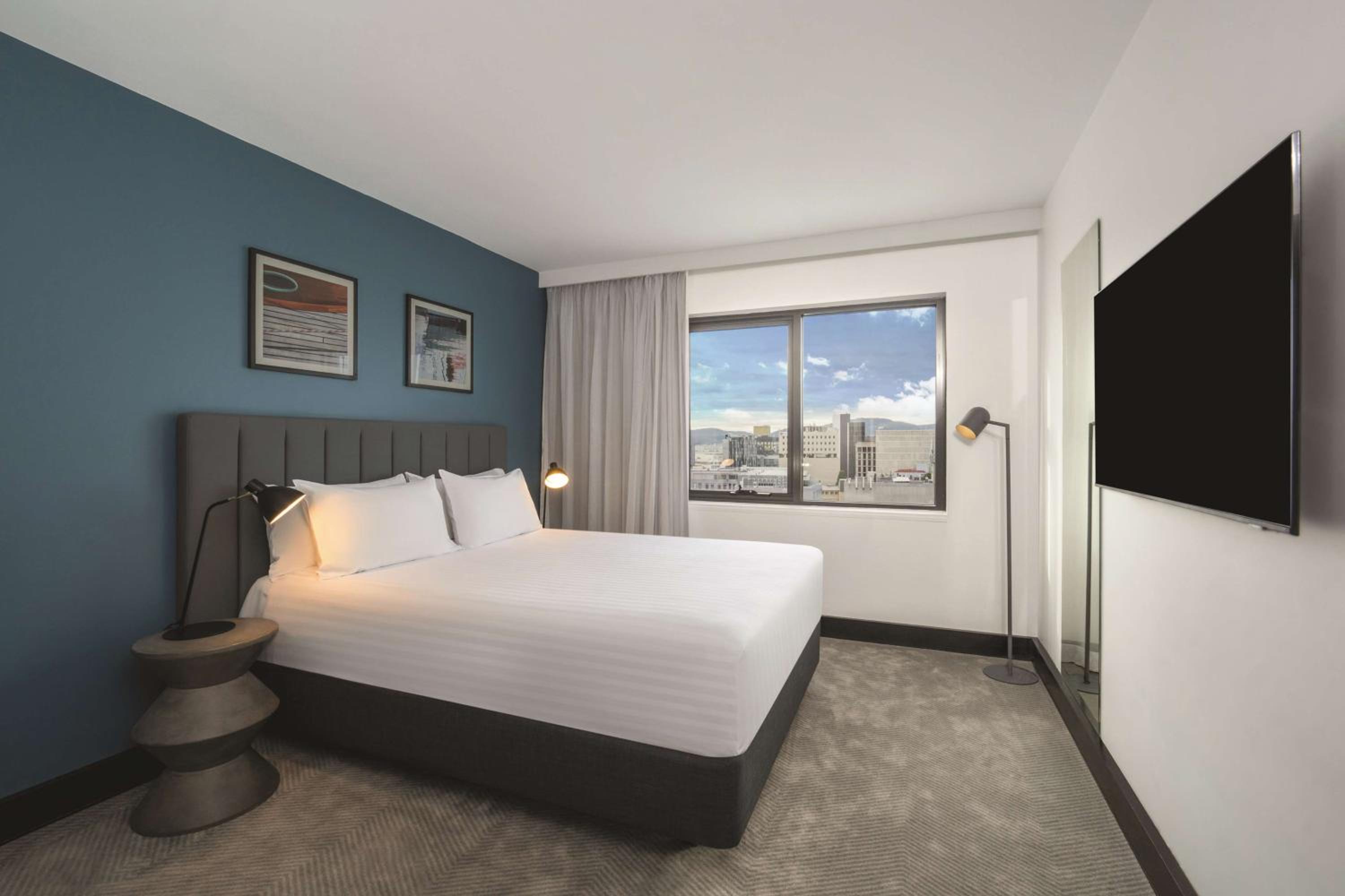 Queen Room with City View - Photo 4