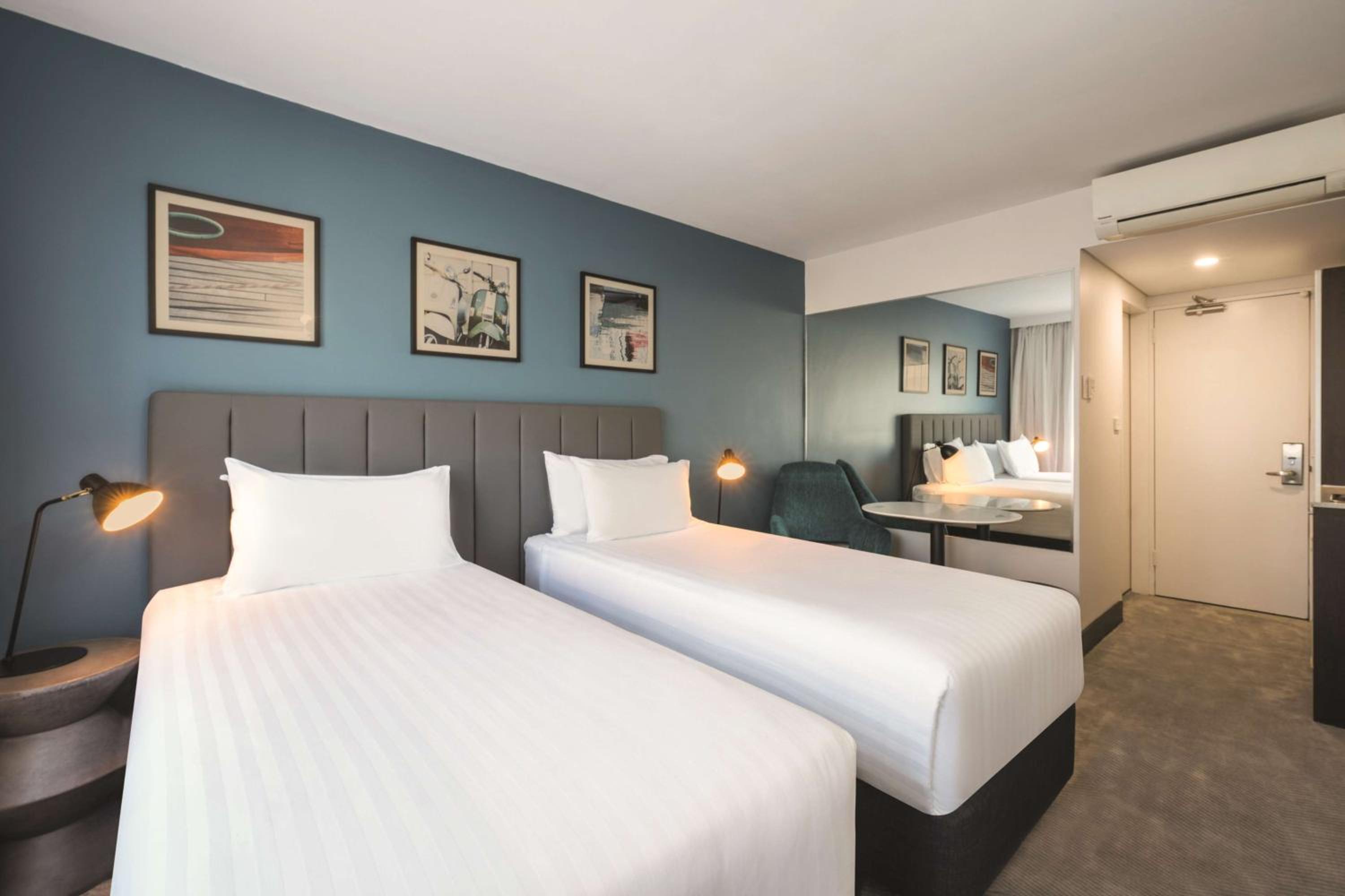 Standard Twin Room - Photo 4