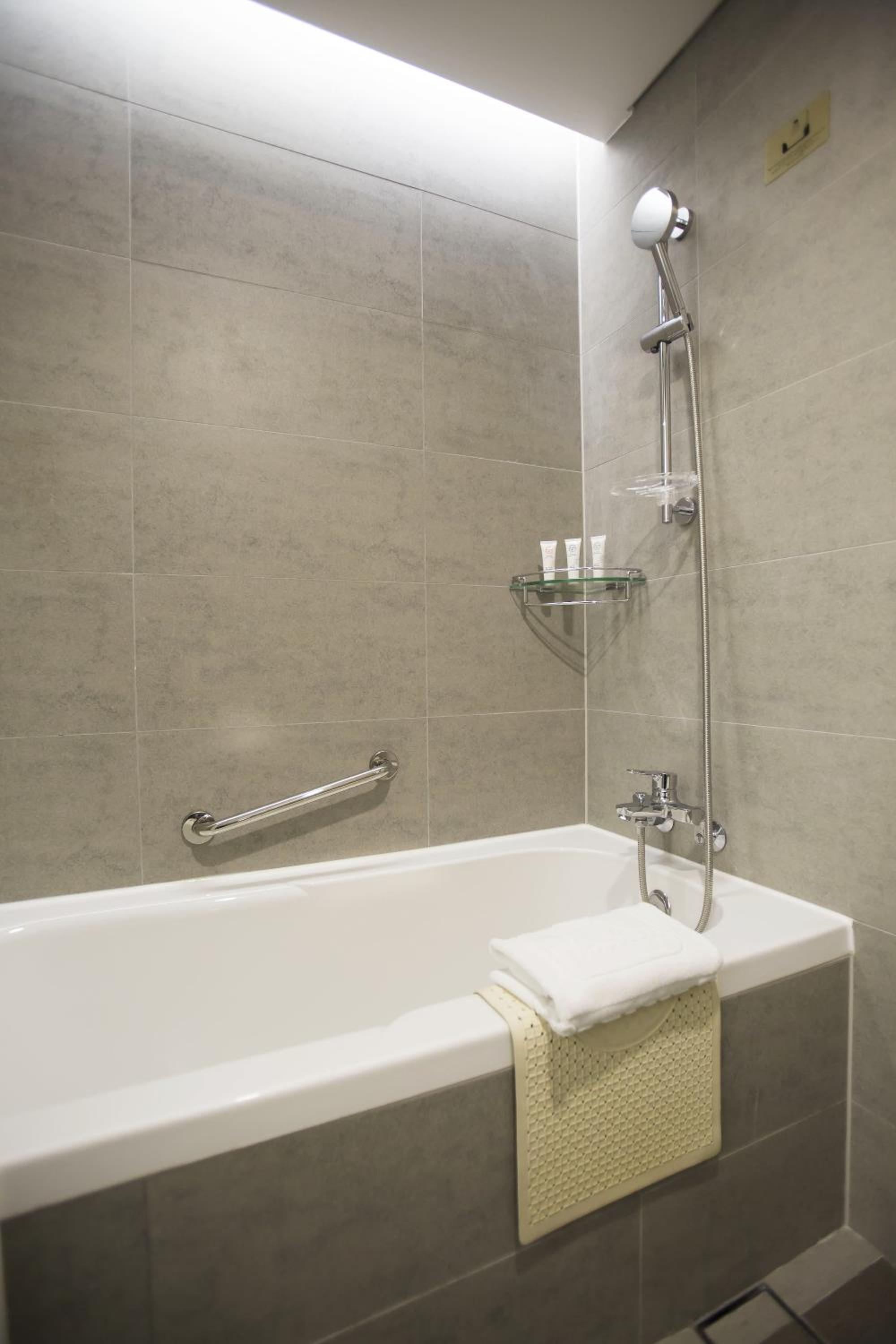 Standard Double Room with Bath - Photo 8
